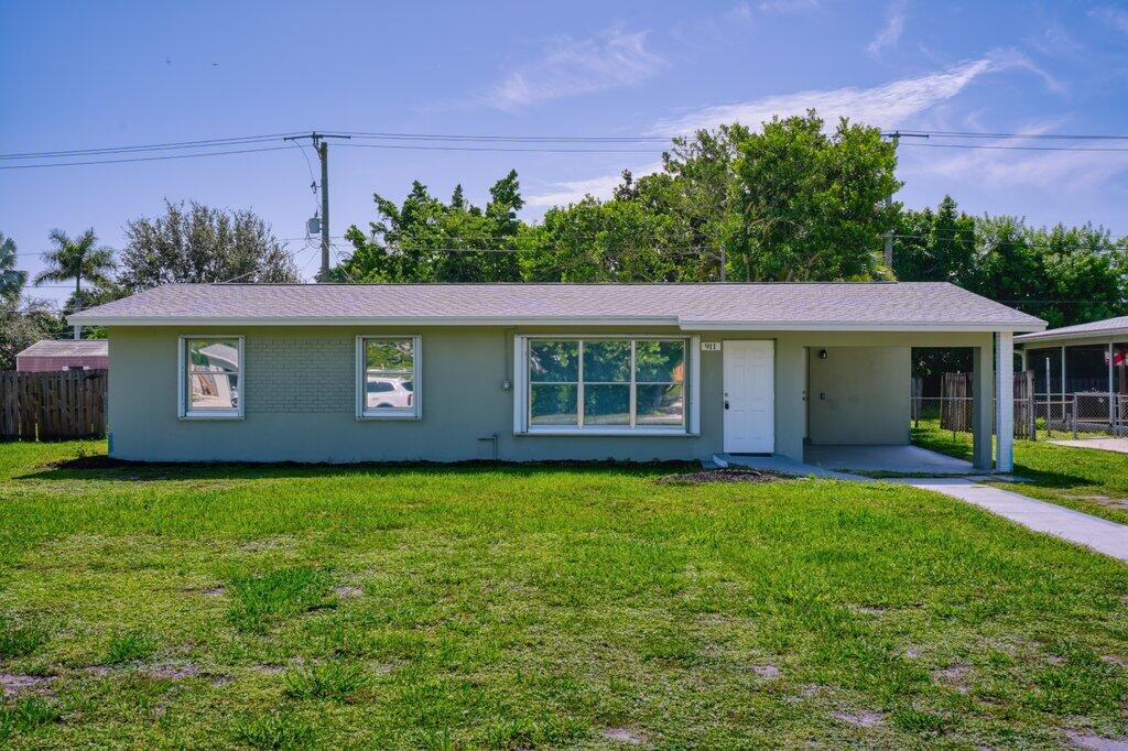 911 SE Dolphin Drive — photo