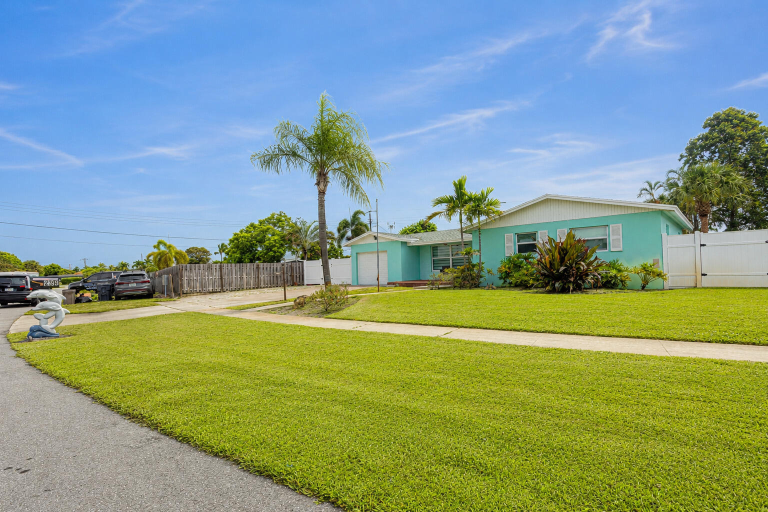 2395 Edgewater Drive — photo