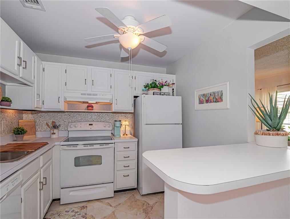 75 Royal Oak Court 204 — photo