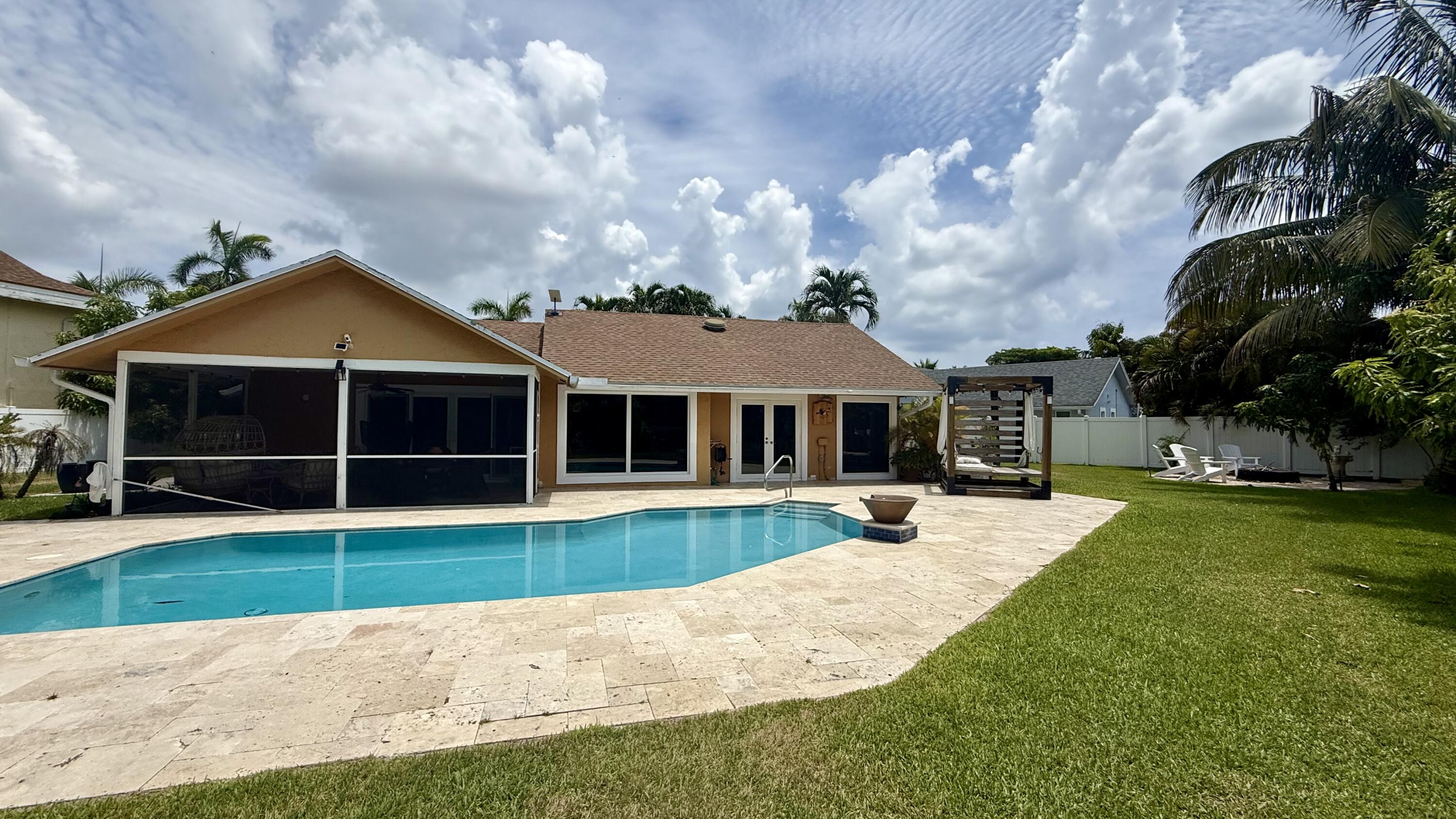 1526 Cormorant Road — photo