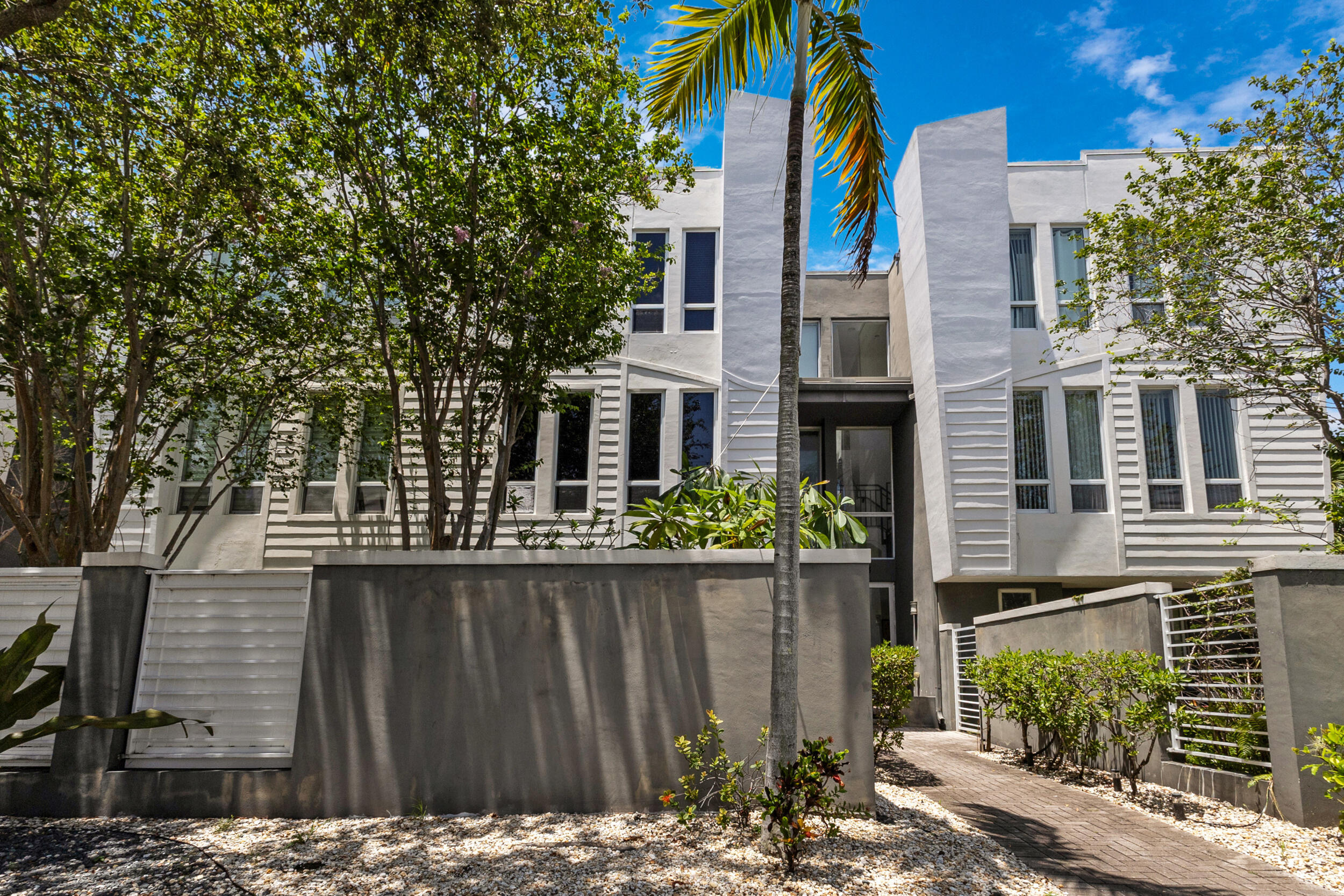 711 SE 16th Court — photo