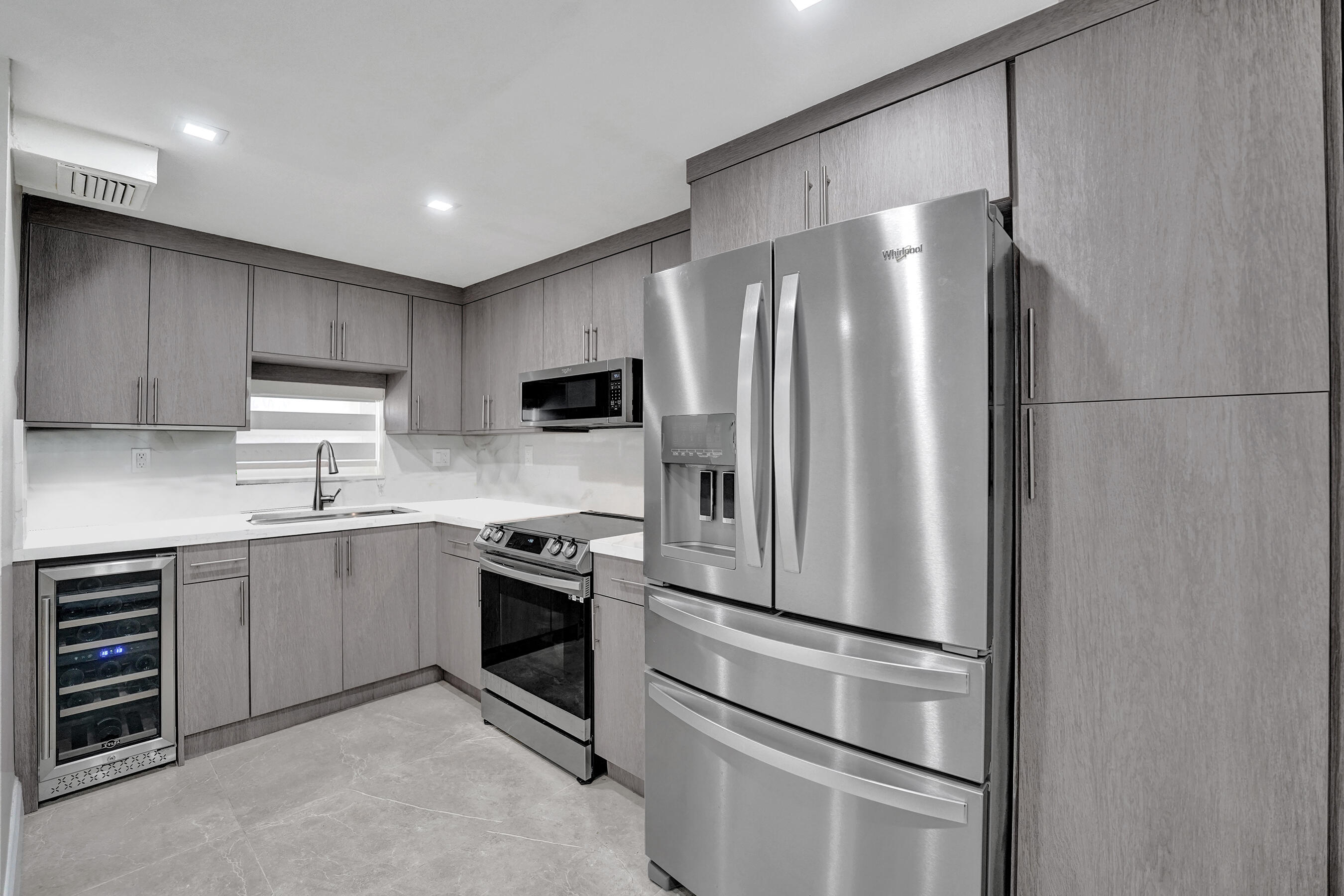 9410 N Hollybrook Lake Drive 201 — photo