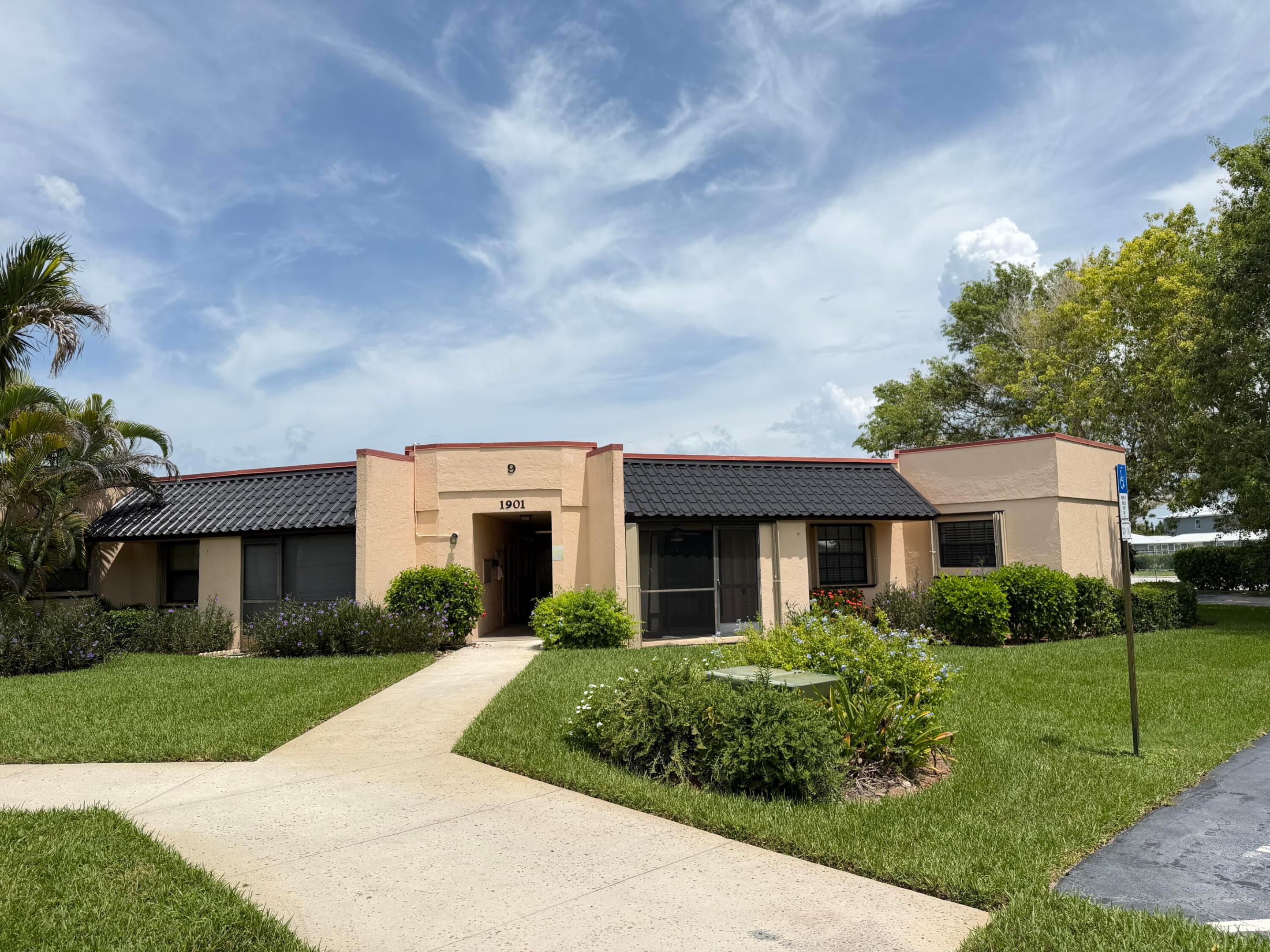 1901 NE Collins Circle 9-10 — photo