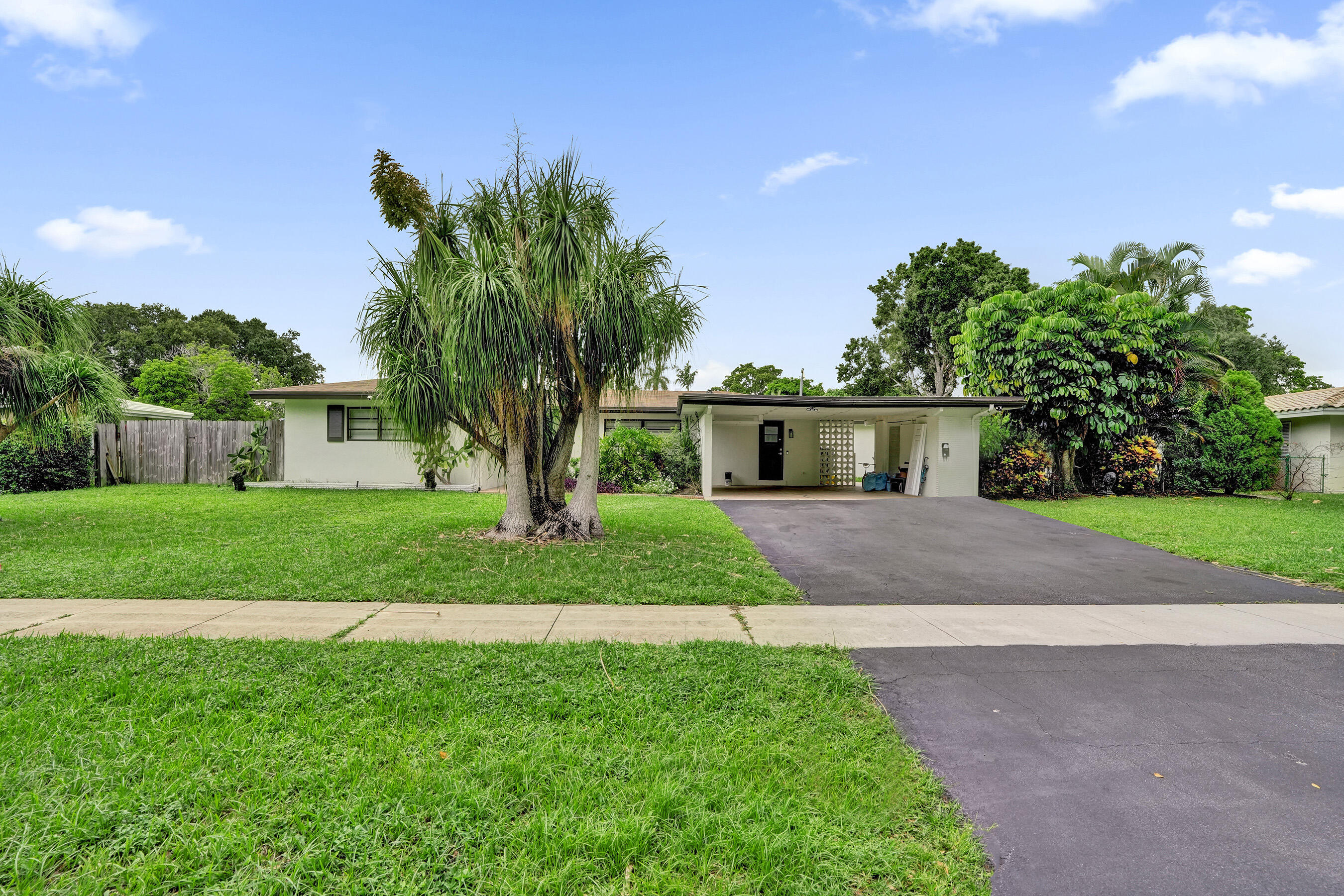 885 Azalea Court — photo