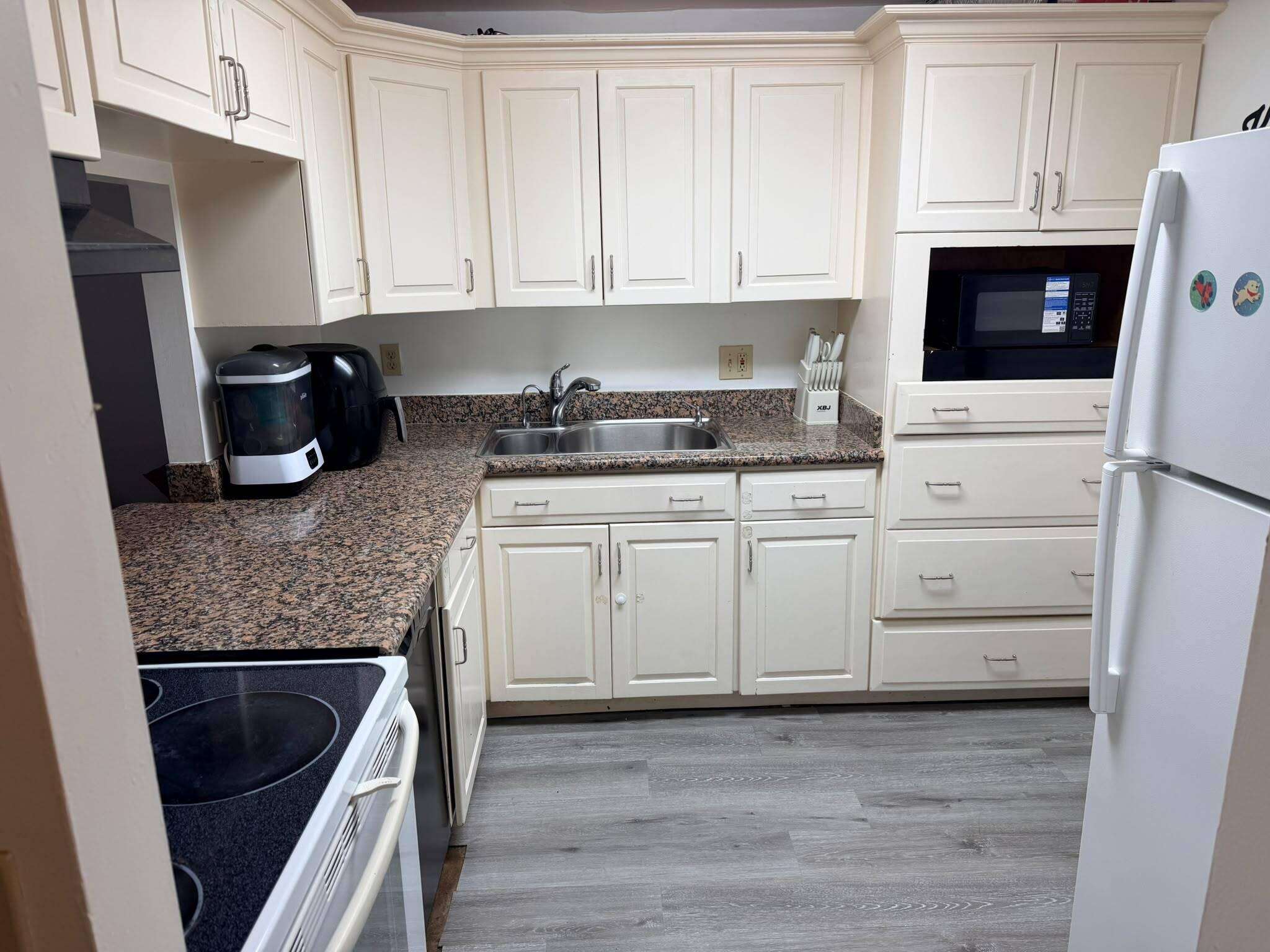 480 Executive Center Drive 3H — photo