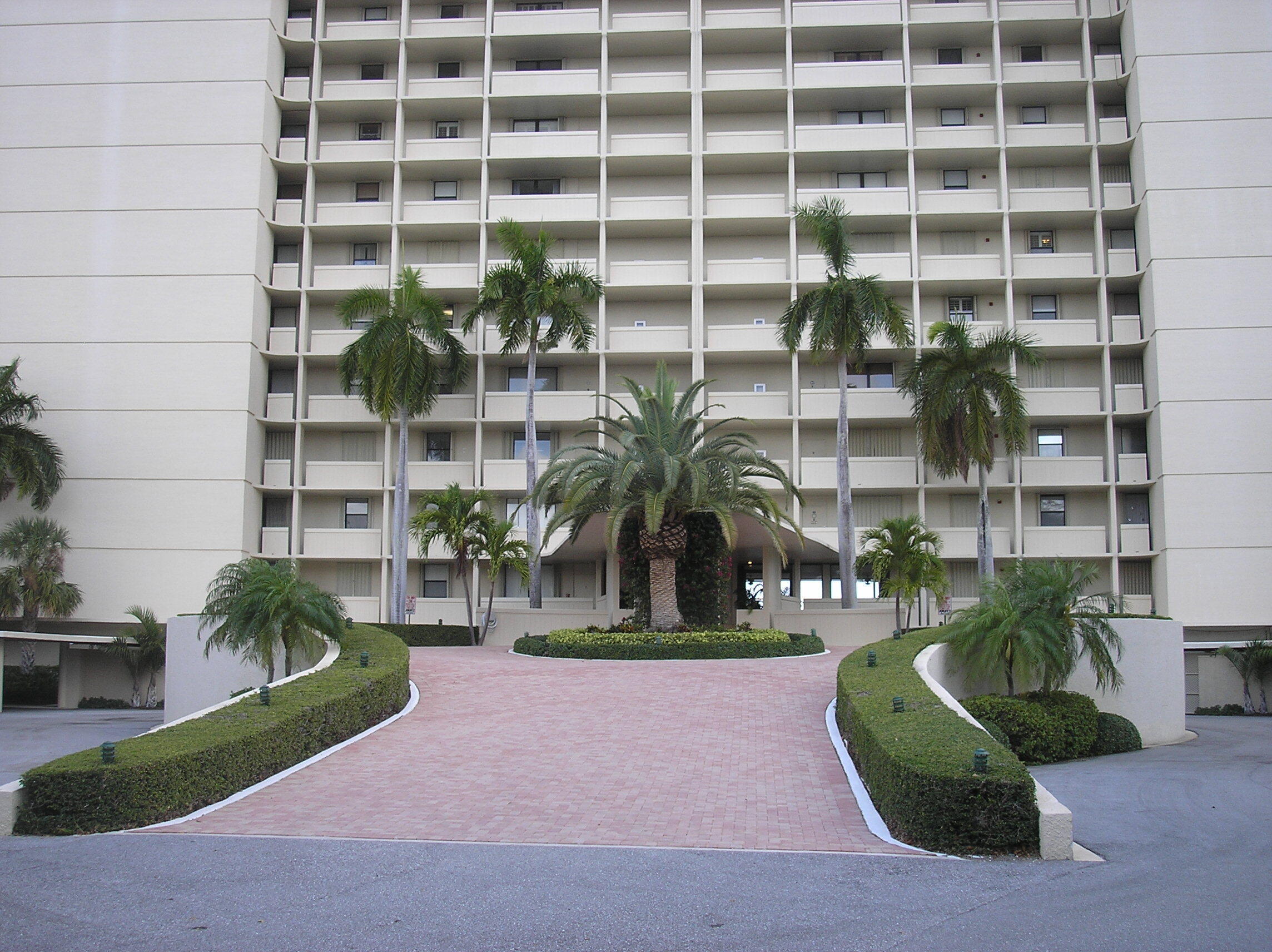 130 Lakeshore Drive 322 — photo