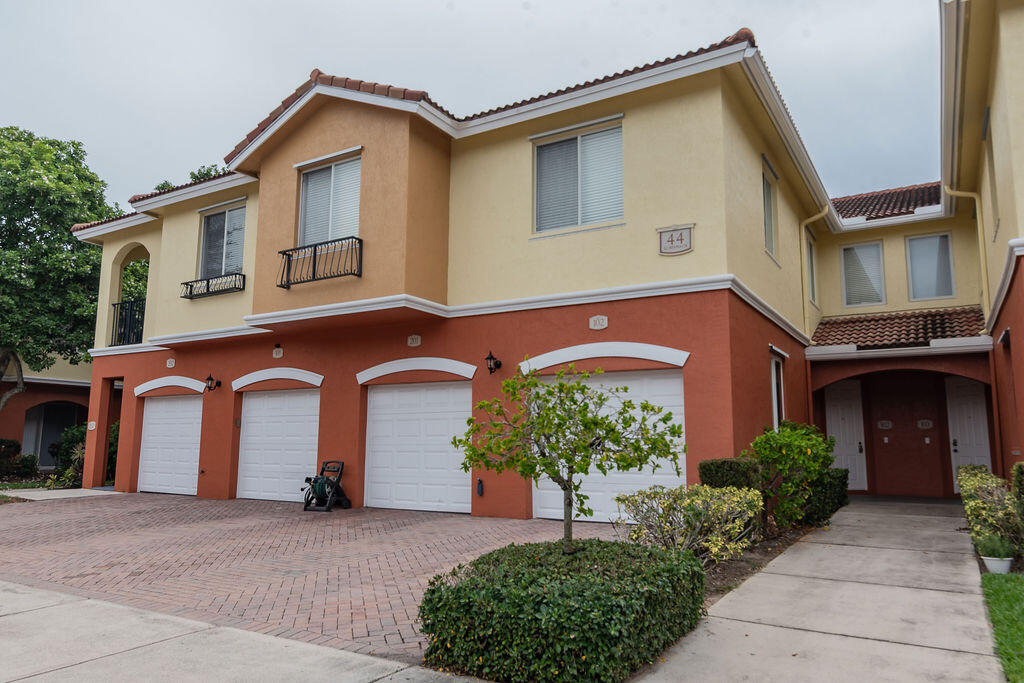 44 SE Sedona Circle 102 — photo