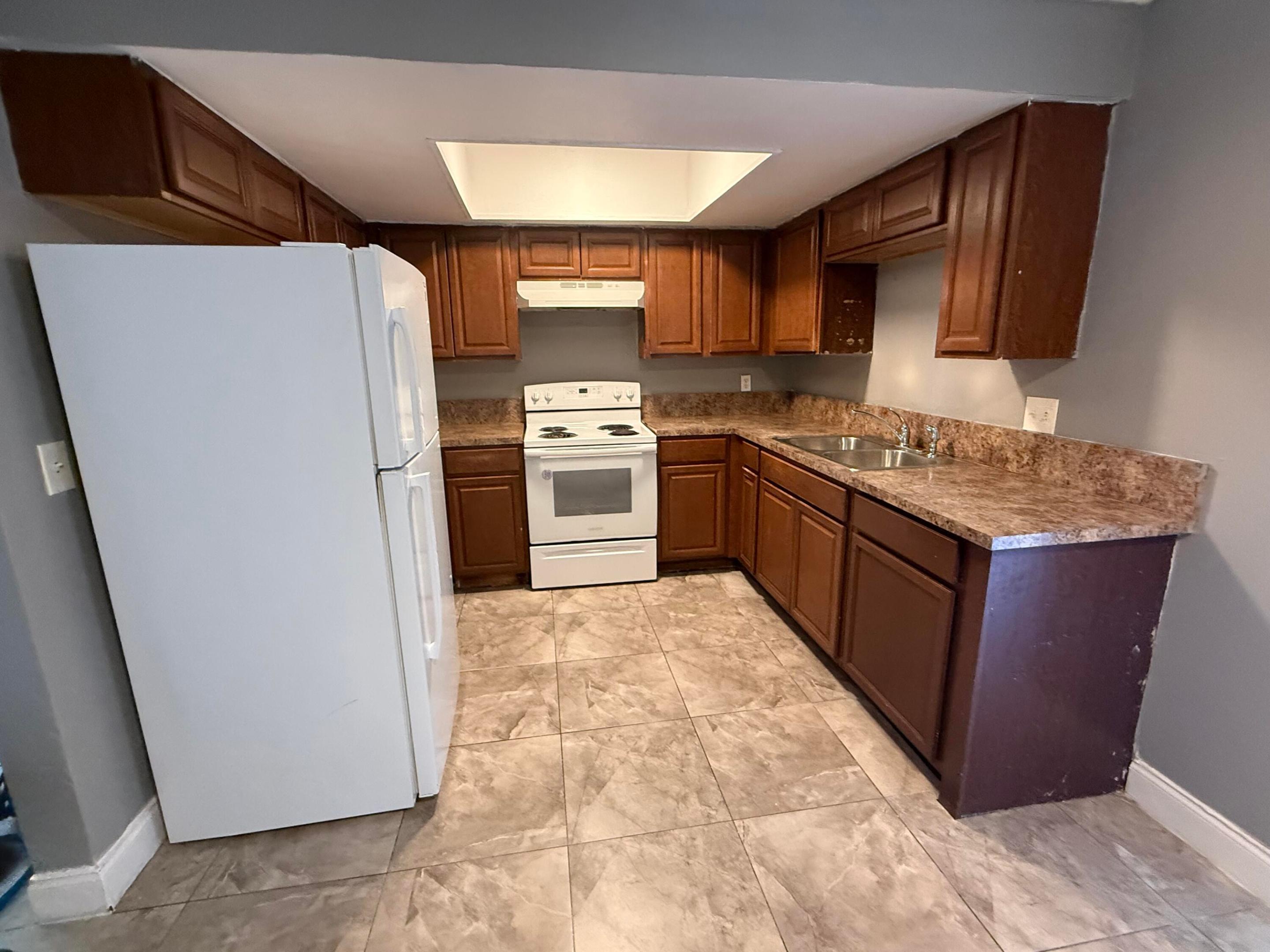 Home in Pompano Beach, FL 33060 — photo 2
