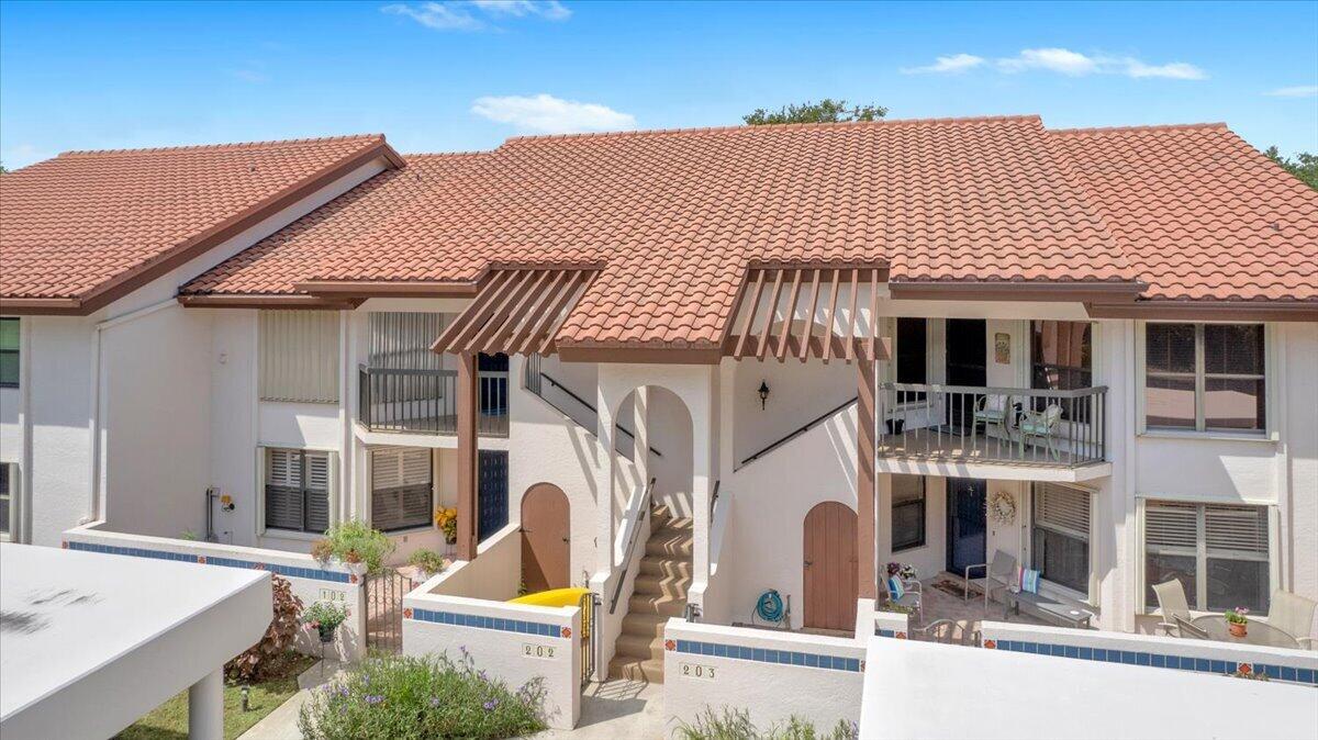 6050 SE Martinique Drive 102 — photo