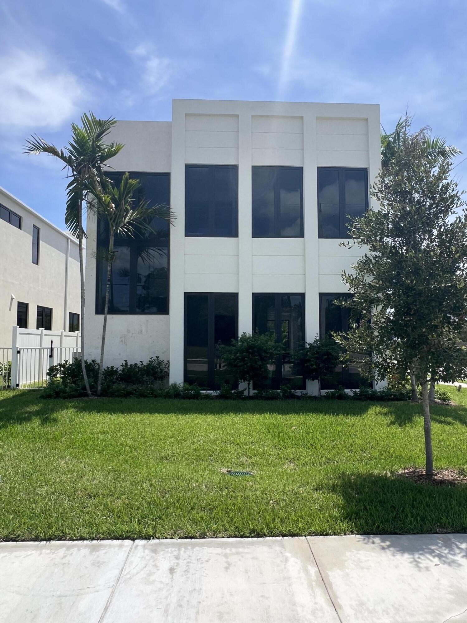 735 SE 4th Avenue — photo