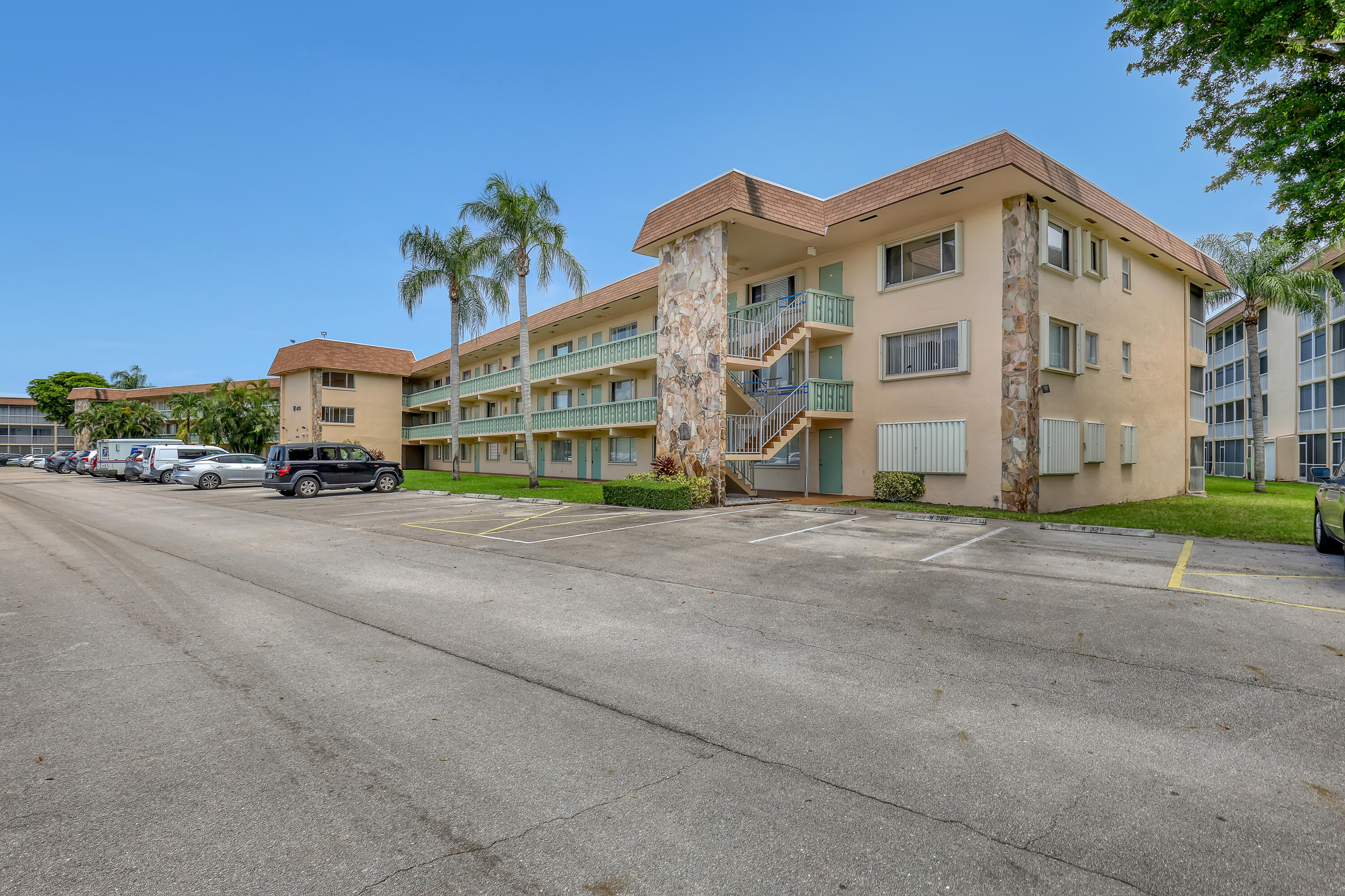 400 Village Green Circle W 117 — photo