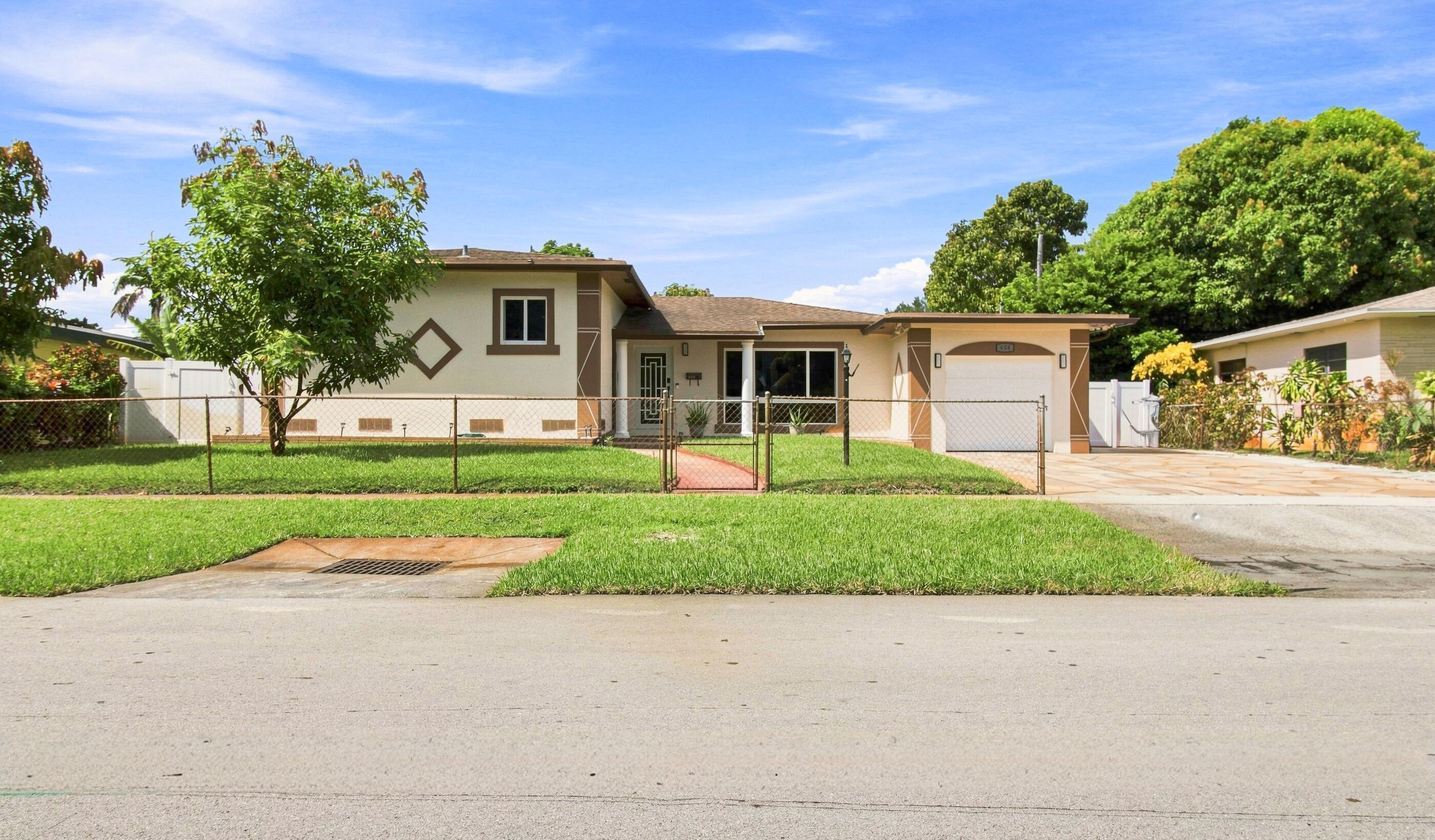 655 W Melrose Circle — photo