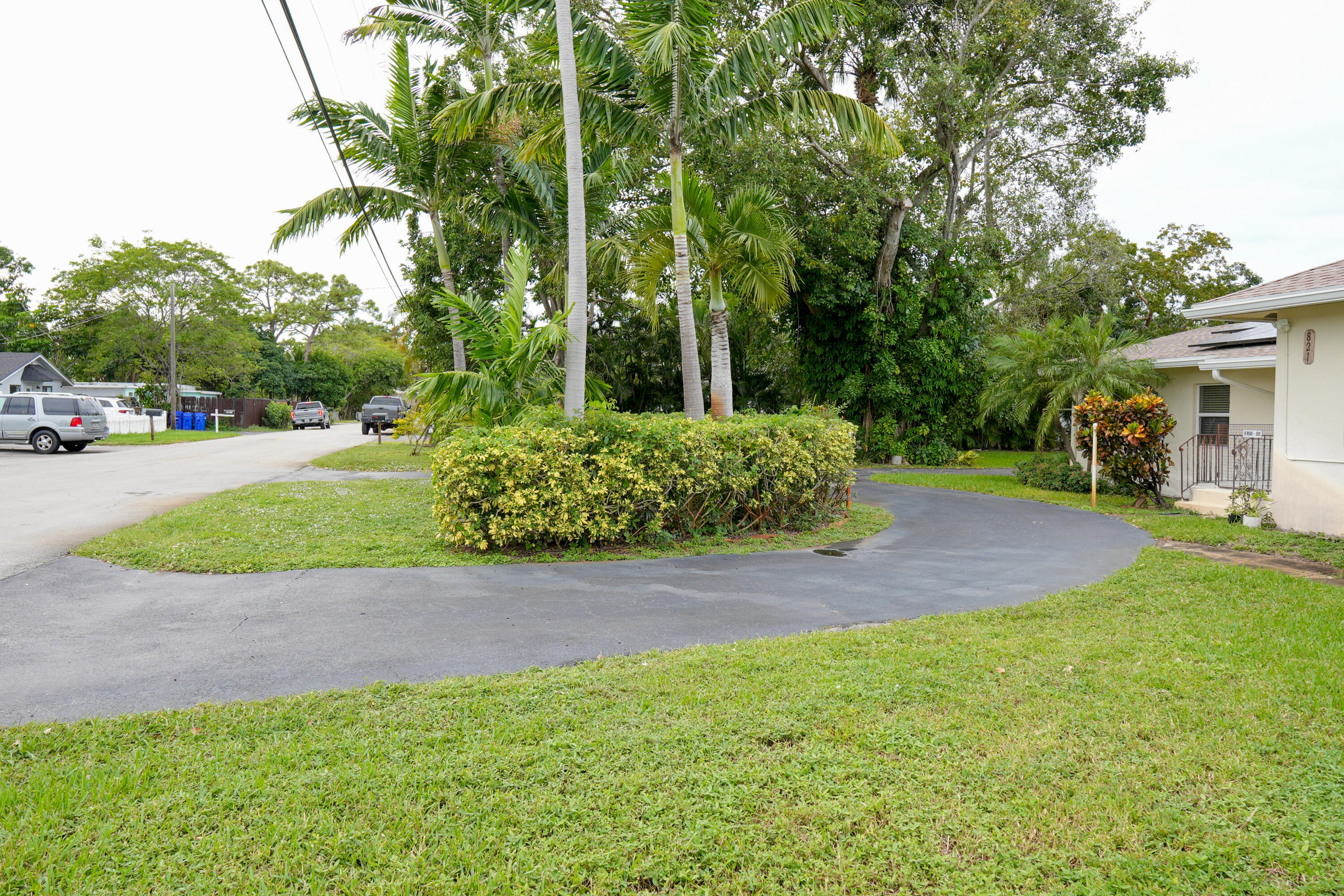 821 SW 13th Court — photo