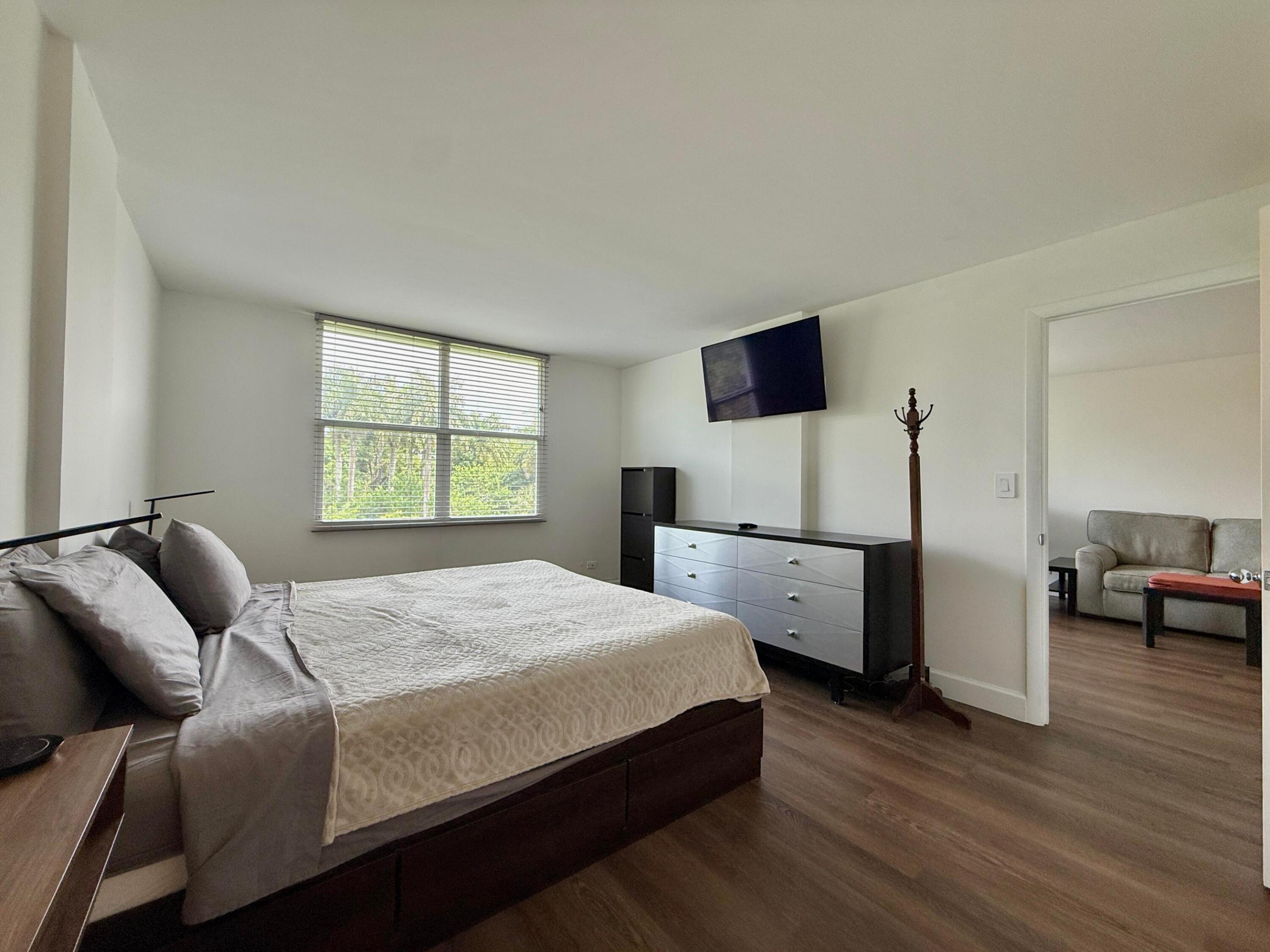 102 Royal Pk Drive 4C — photo
