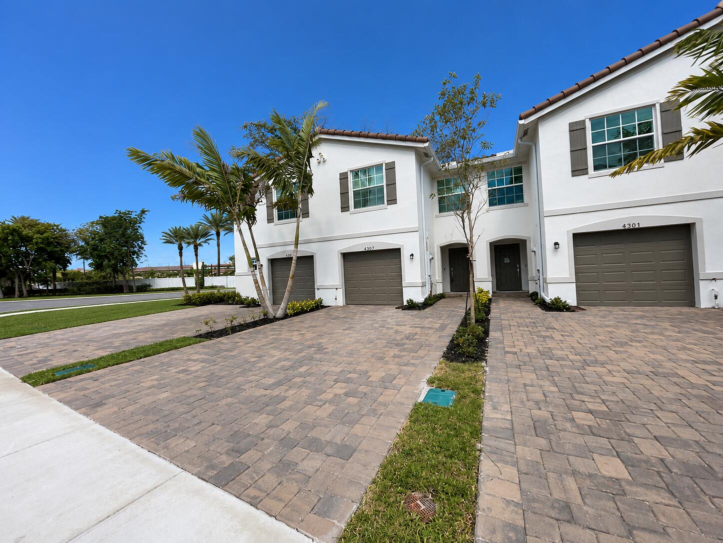 6907 Broadwater Lane — photo