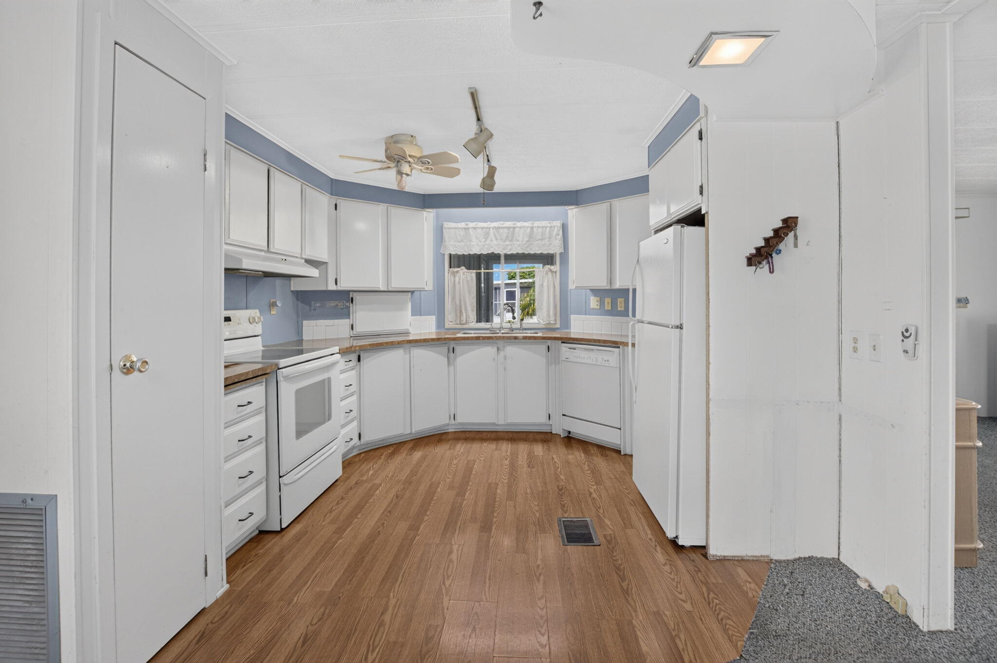 39019 Gayle Bay — photo