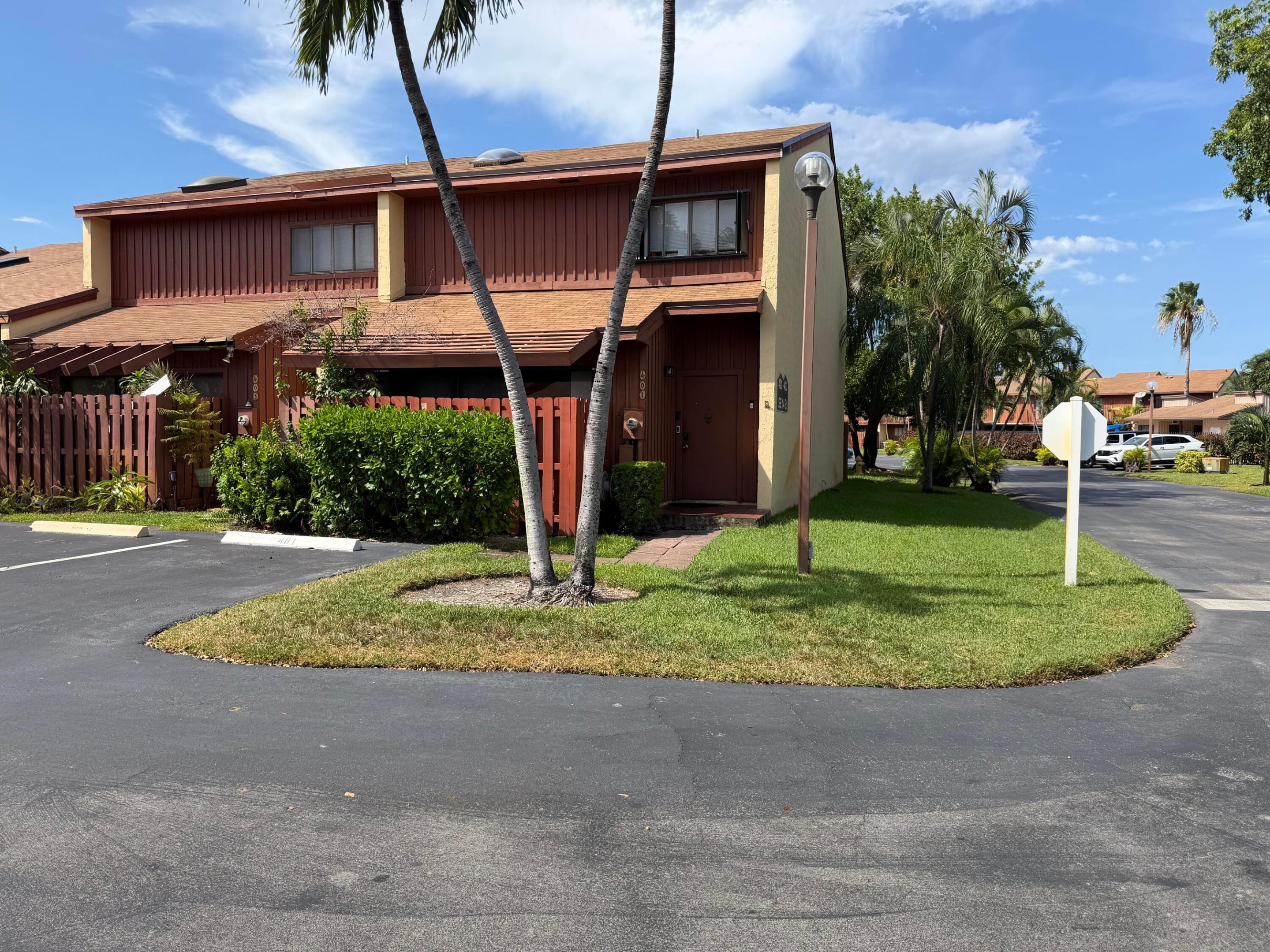 Home in Dania Beach, FL 33004 — photo 2