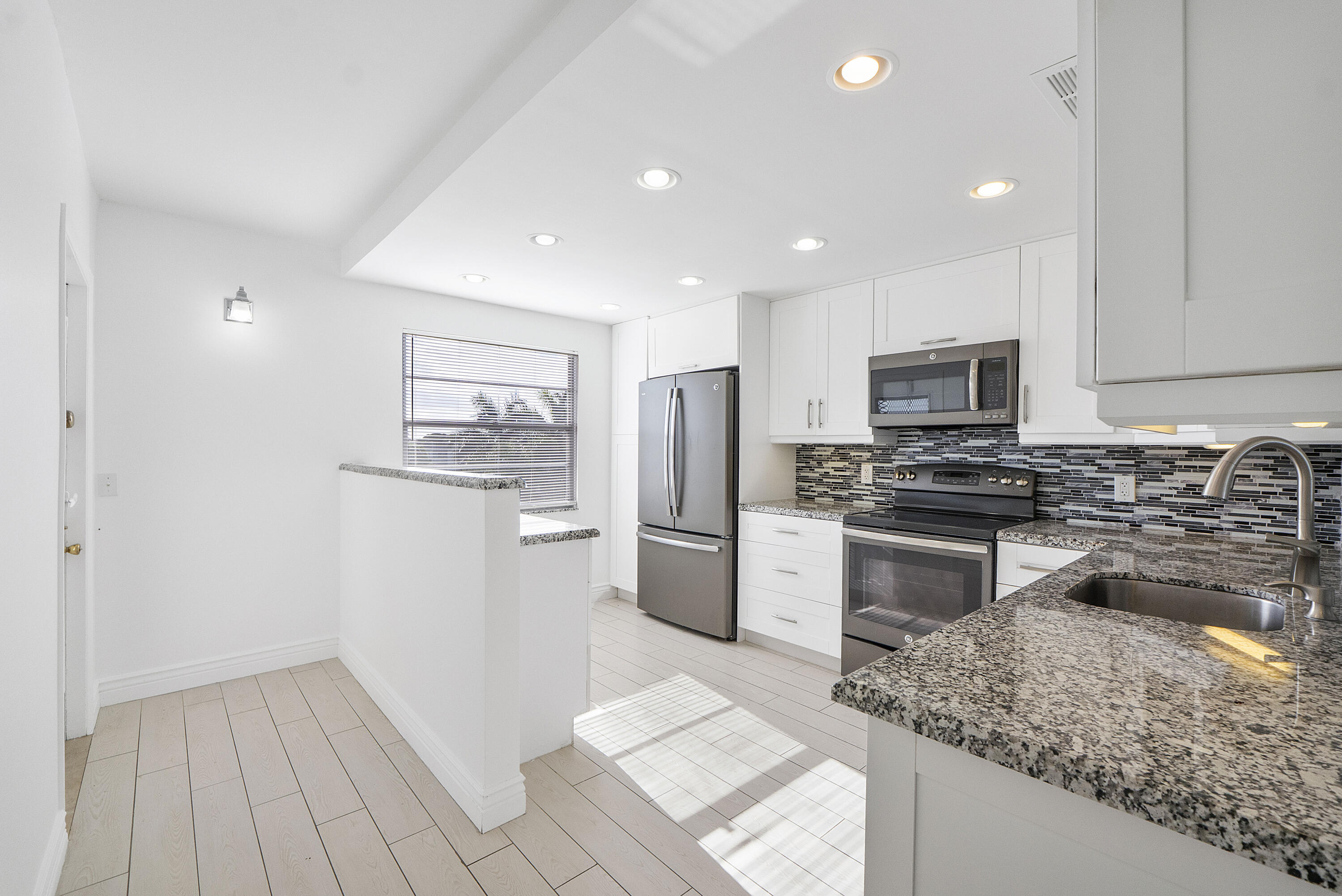4072 Guildford D — photo