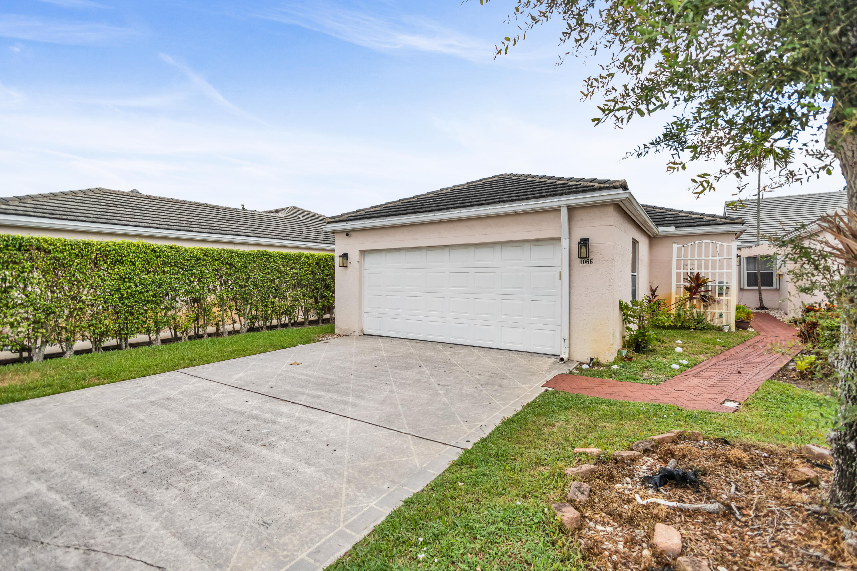 1066 Island Manor Drive — photo