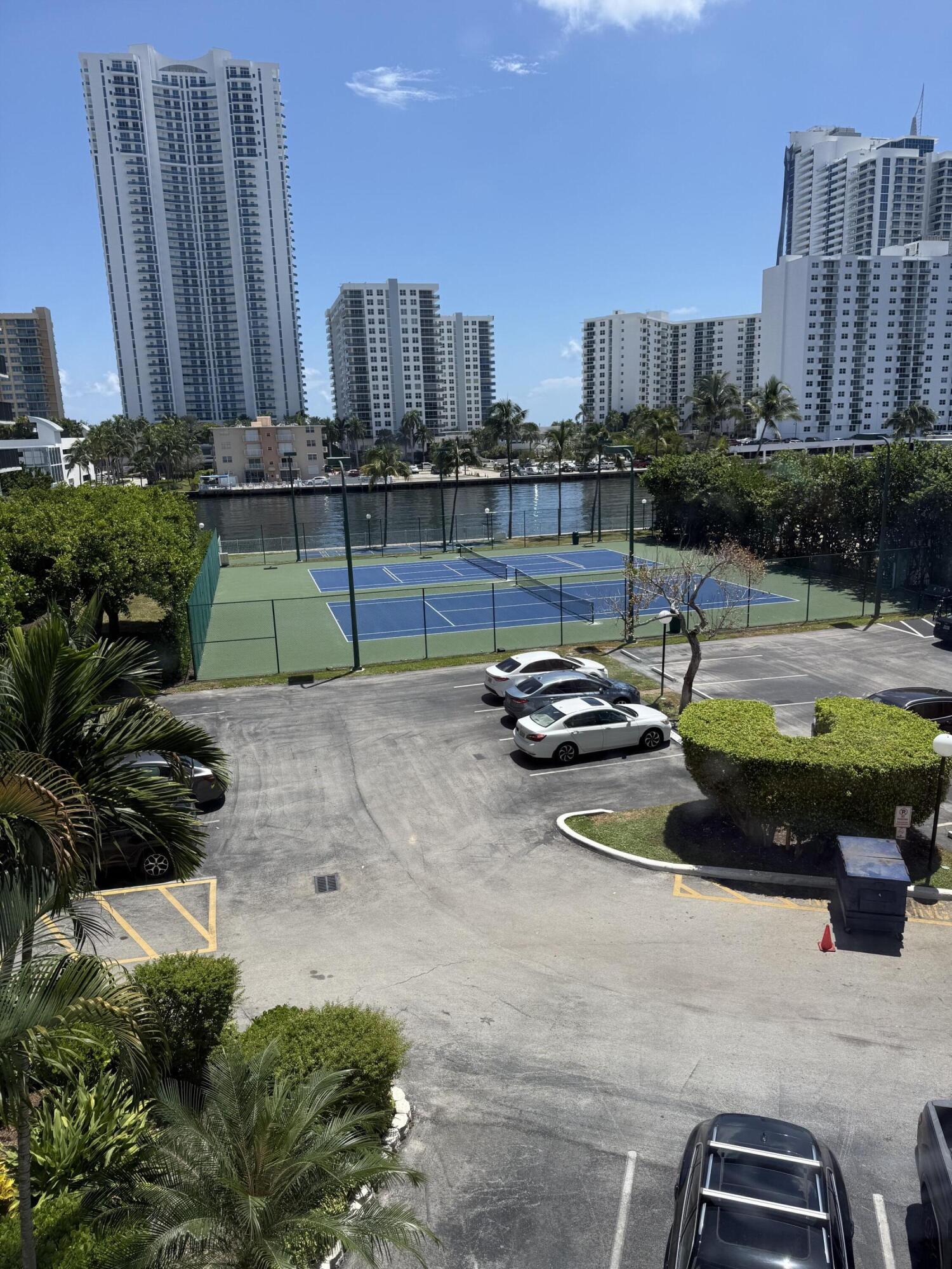 1000 Parkview Drive 424 — photo