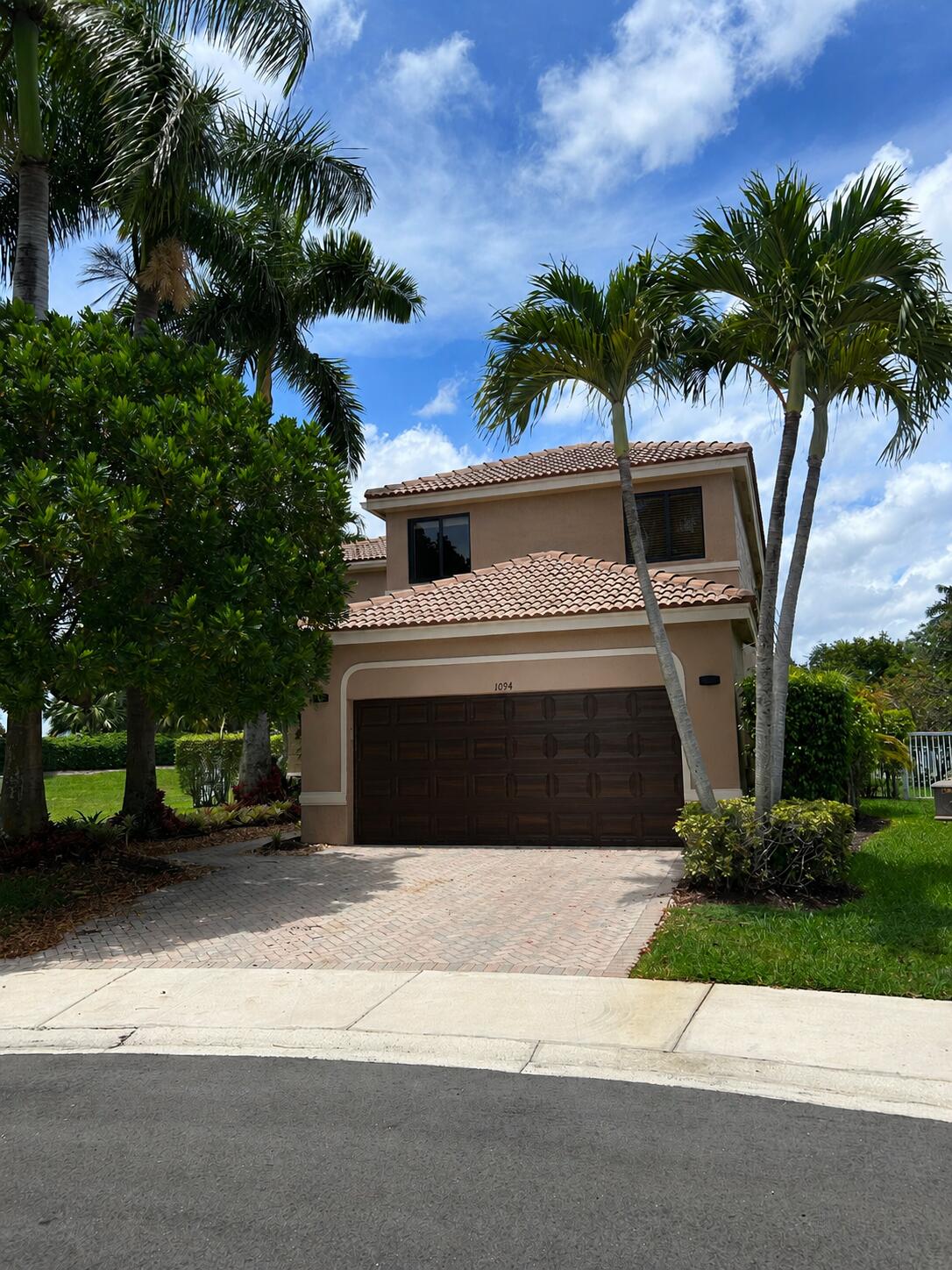 1094 Bluewood Terrace — photo
