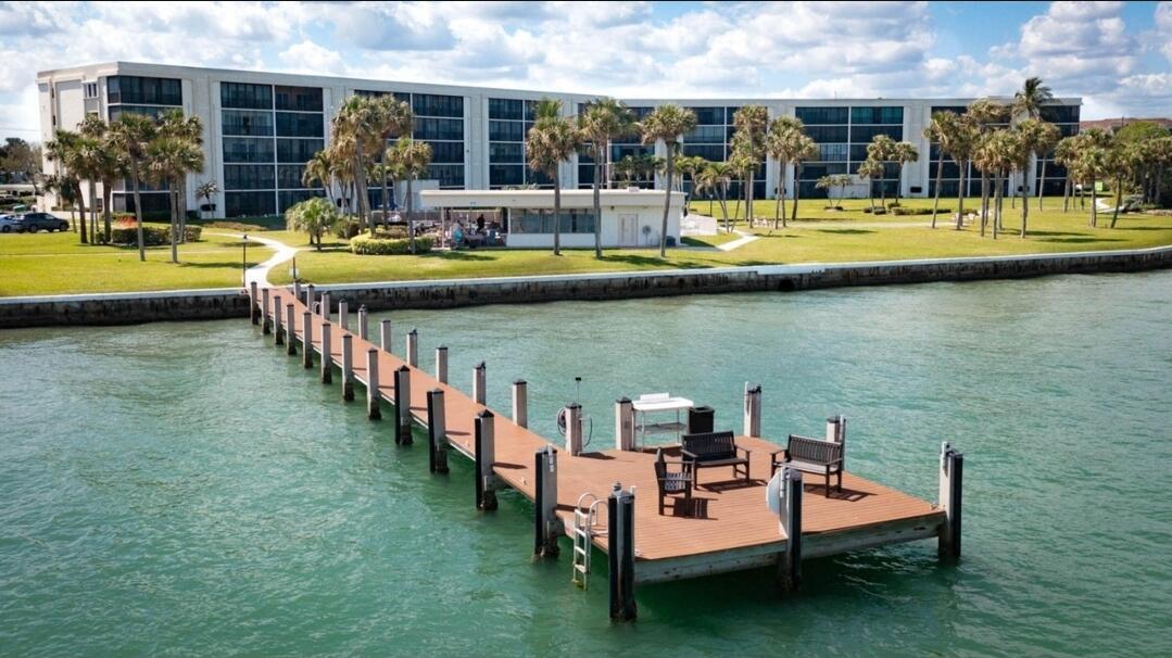 200 Intracoastal 301 — photo
