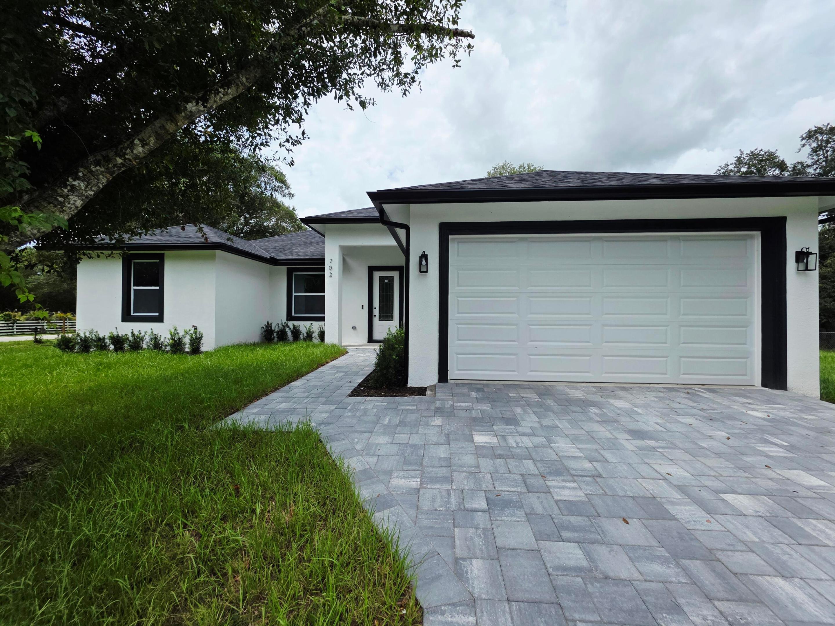 702 NW 39th Circle — photo