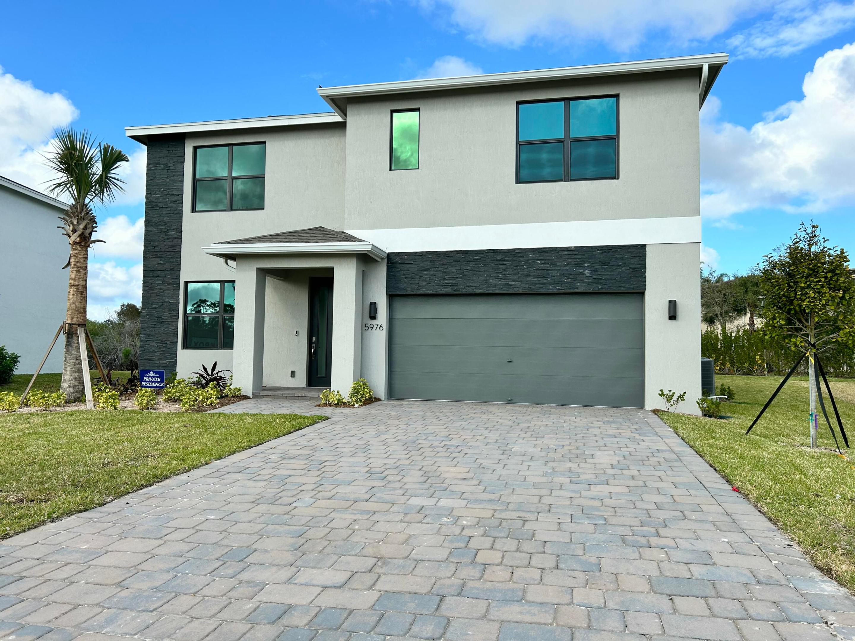 5976 SE Sky Blue Circle — photo