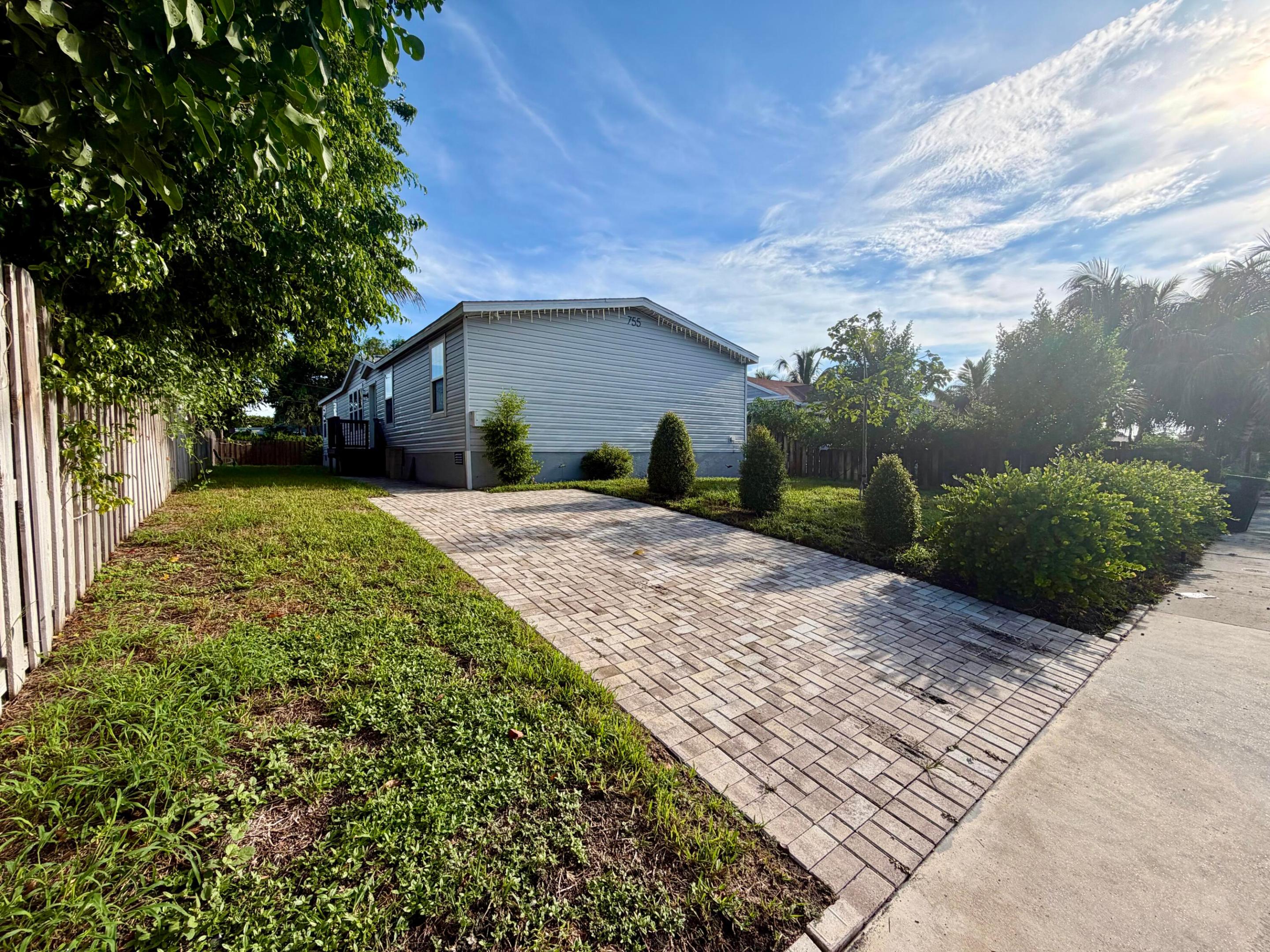 755 Ridgewood Drive — photo