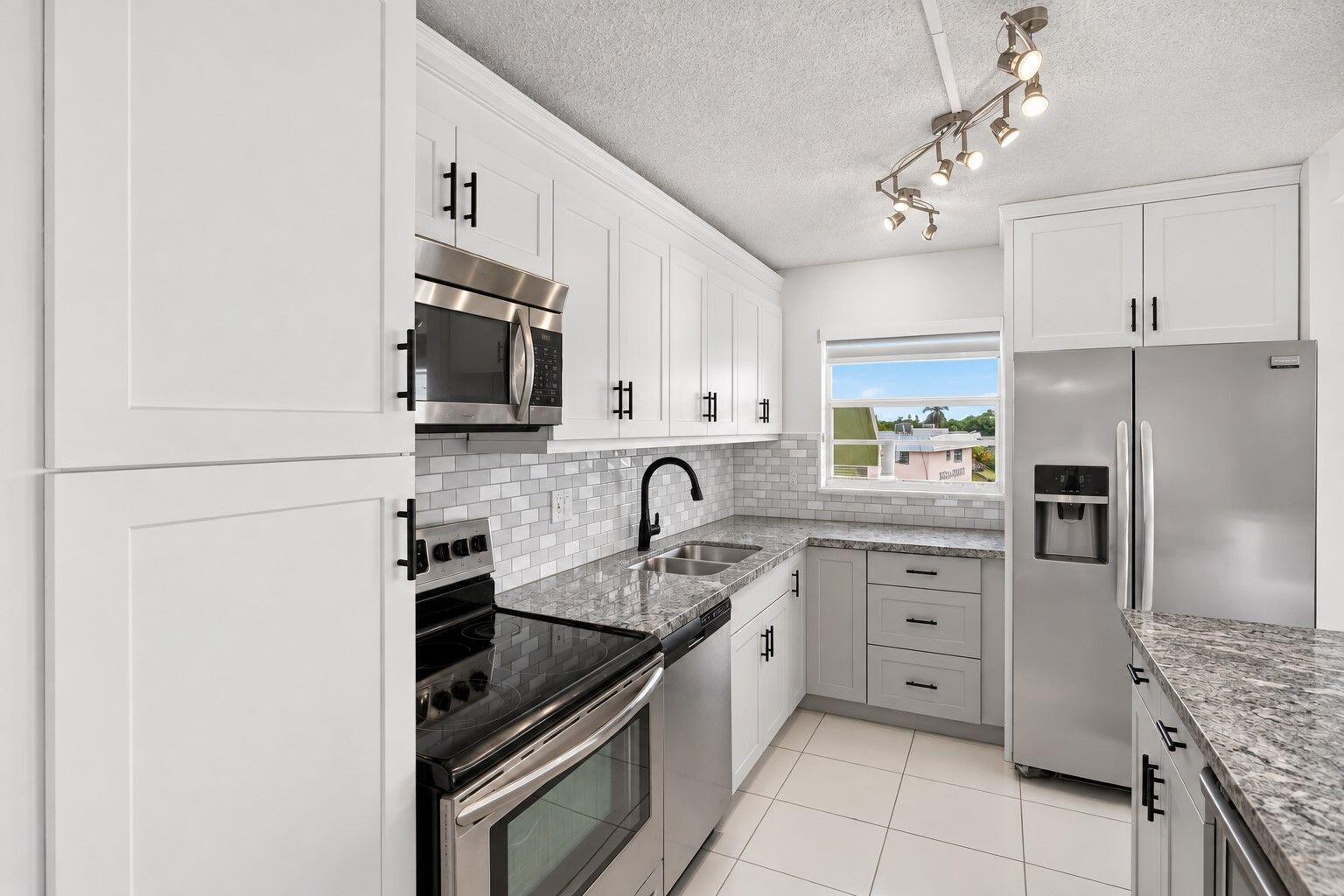 2741 Taft Street 410 — photo