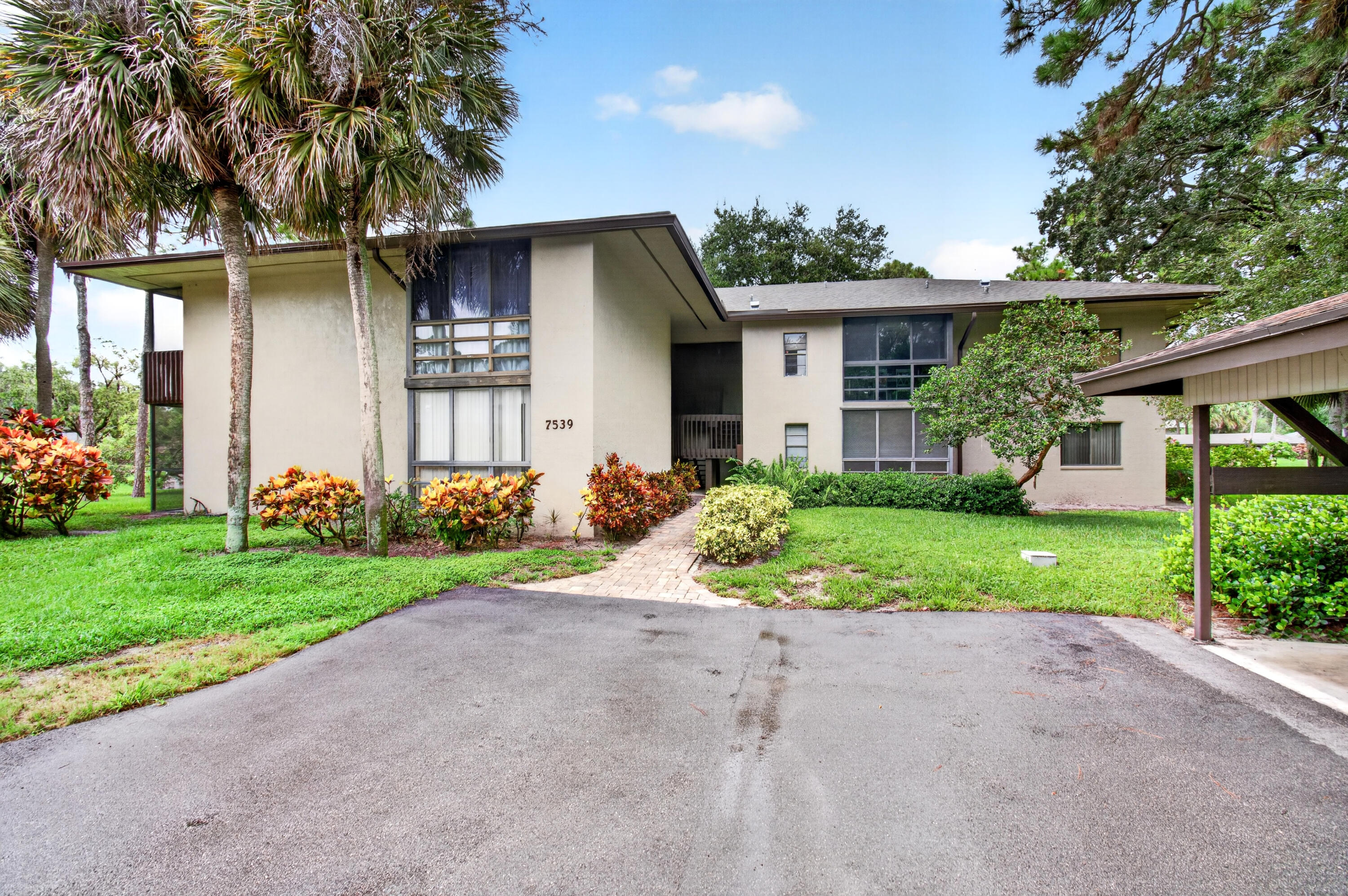 7539 Greenlake Way — photo