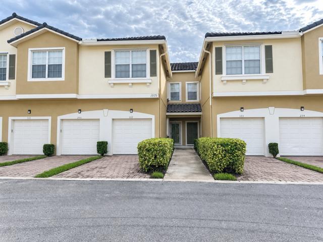 1571 SE Hampshire Way 102 — photo