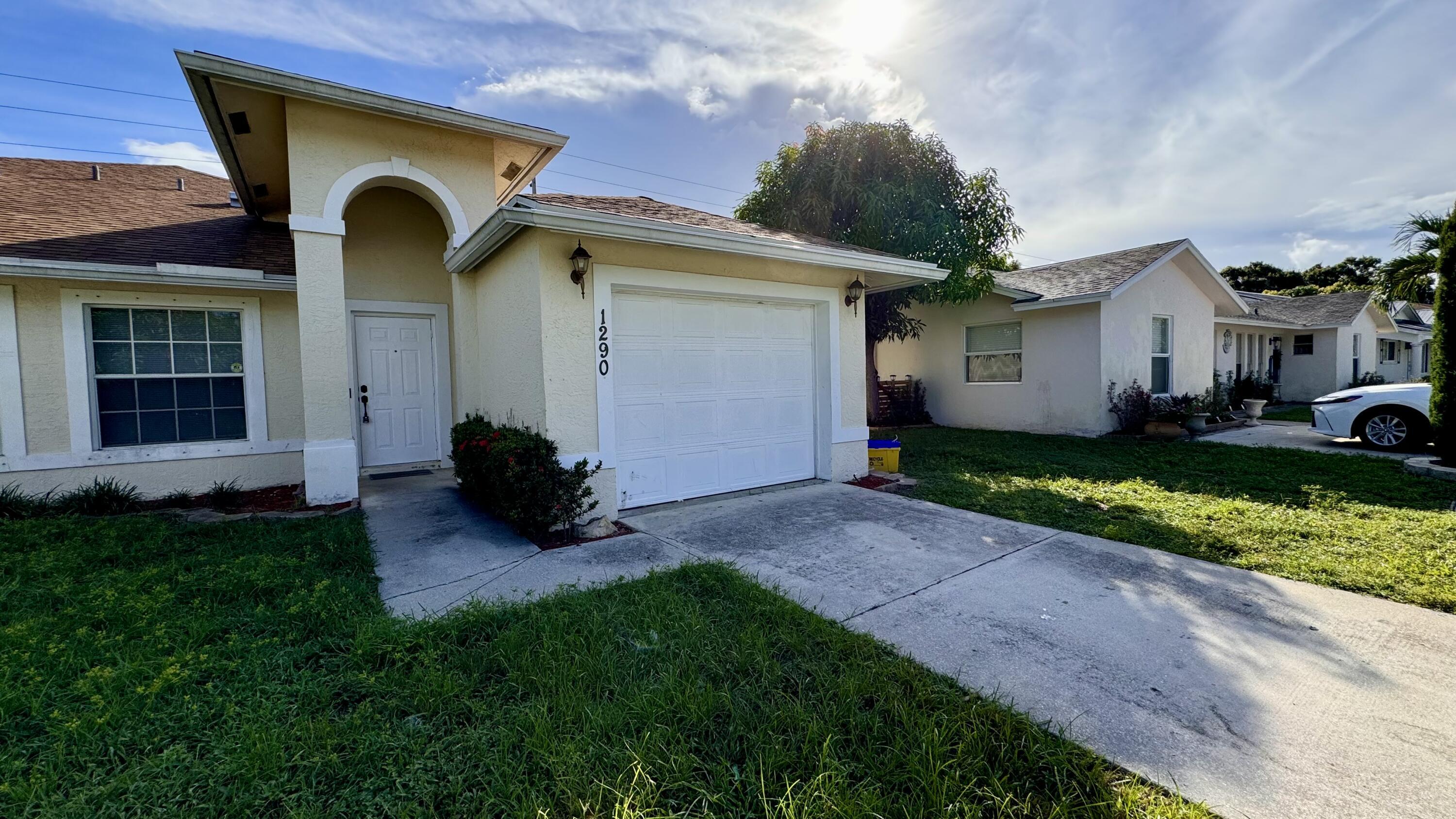 1290 Riverside Circle — photo