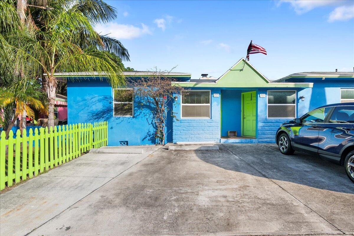 205 Palm Street — photo