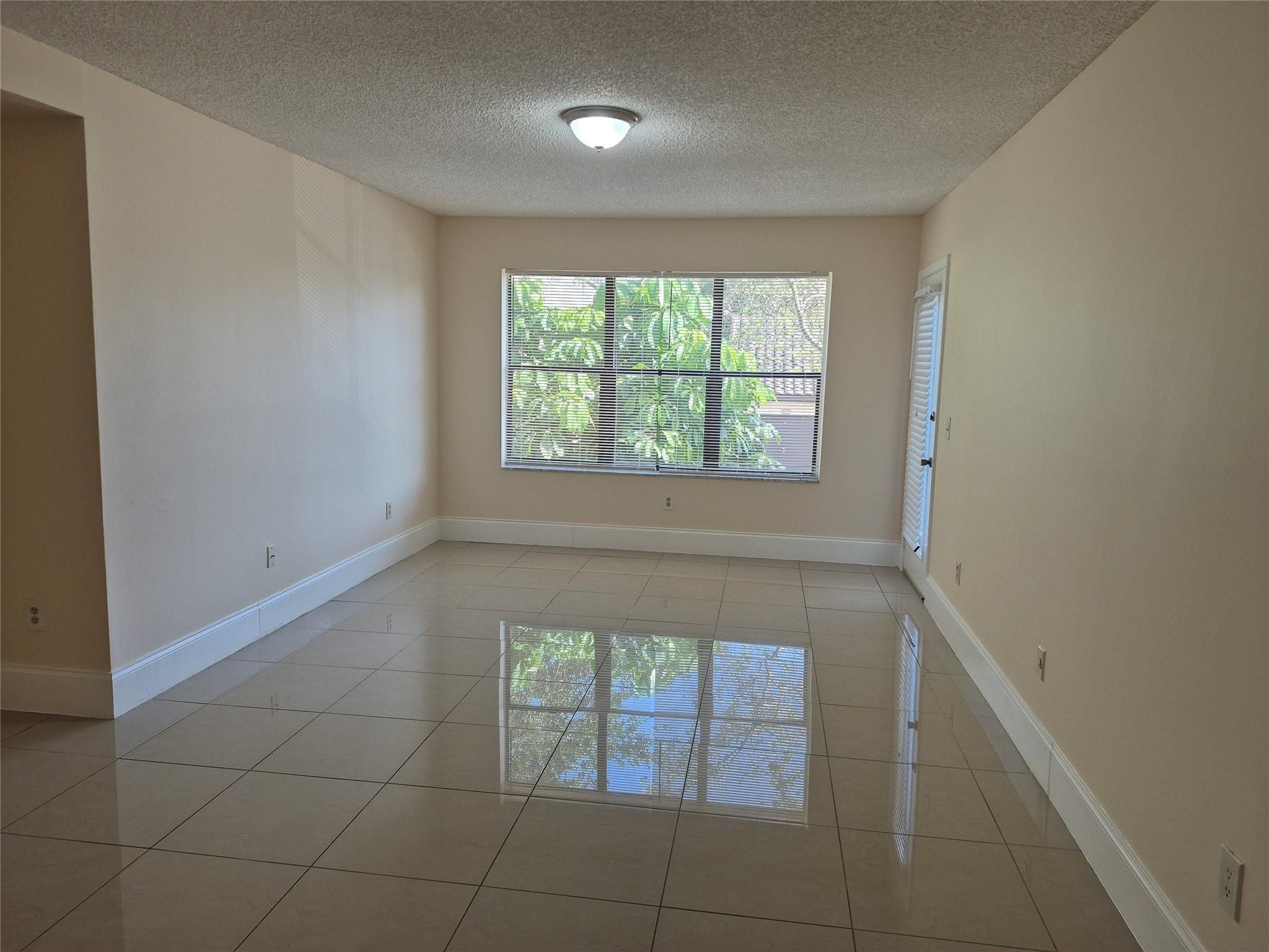 Home in Pompano Beach, FL 33069 — photo 2