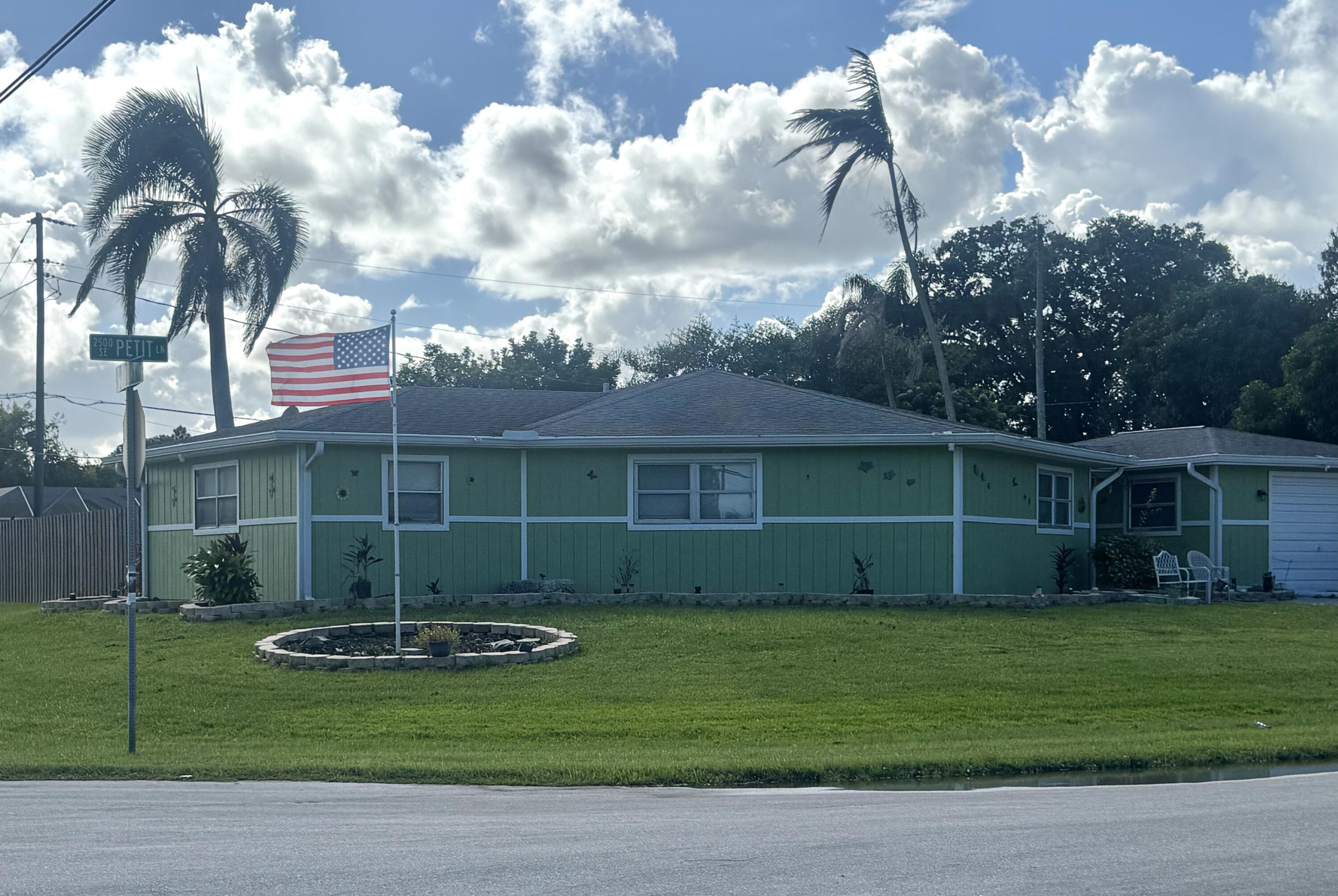 1525 SE Holiday Road — photo