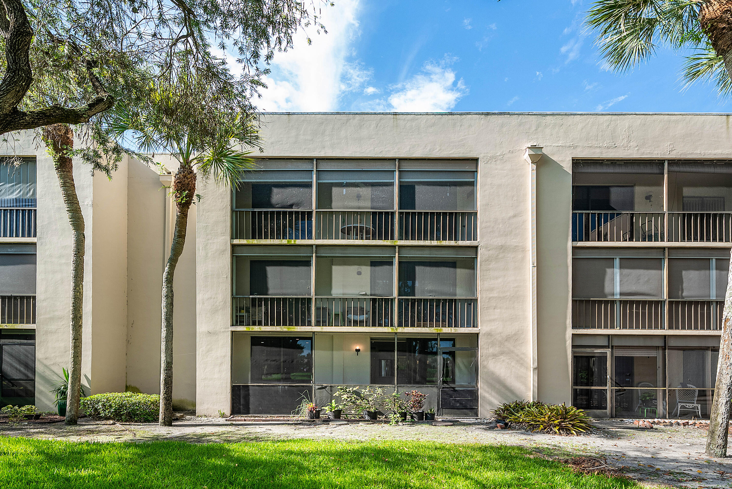 5190 Las Verdes Circle 105 — photo