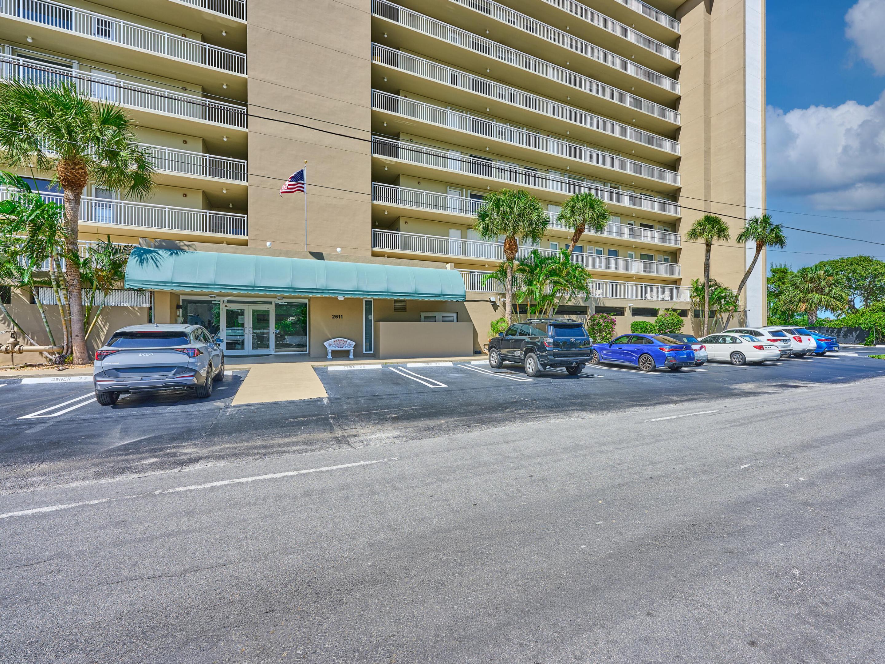 2611 N Riverside Drive 606 — photo