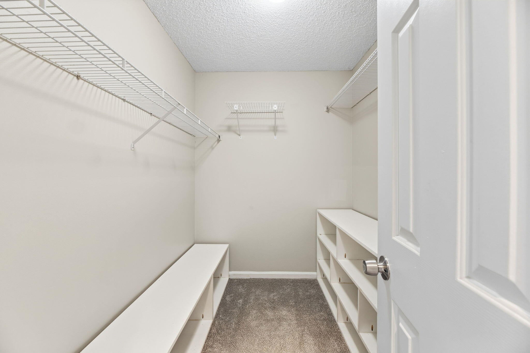 6294 Leslie Street — photo