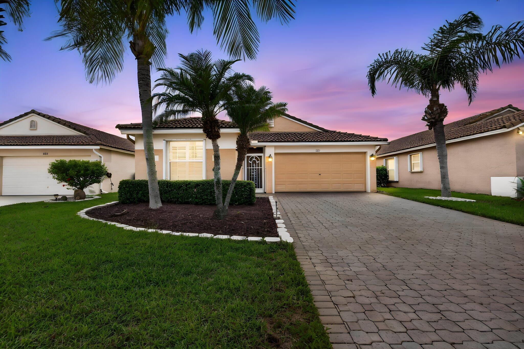 827 NW Greenwich Court — photo