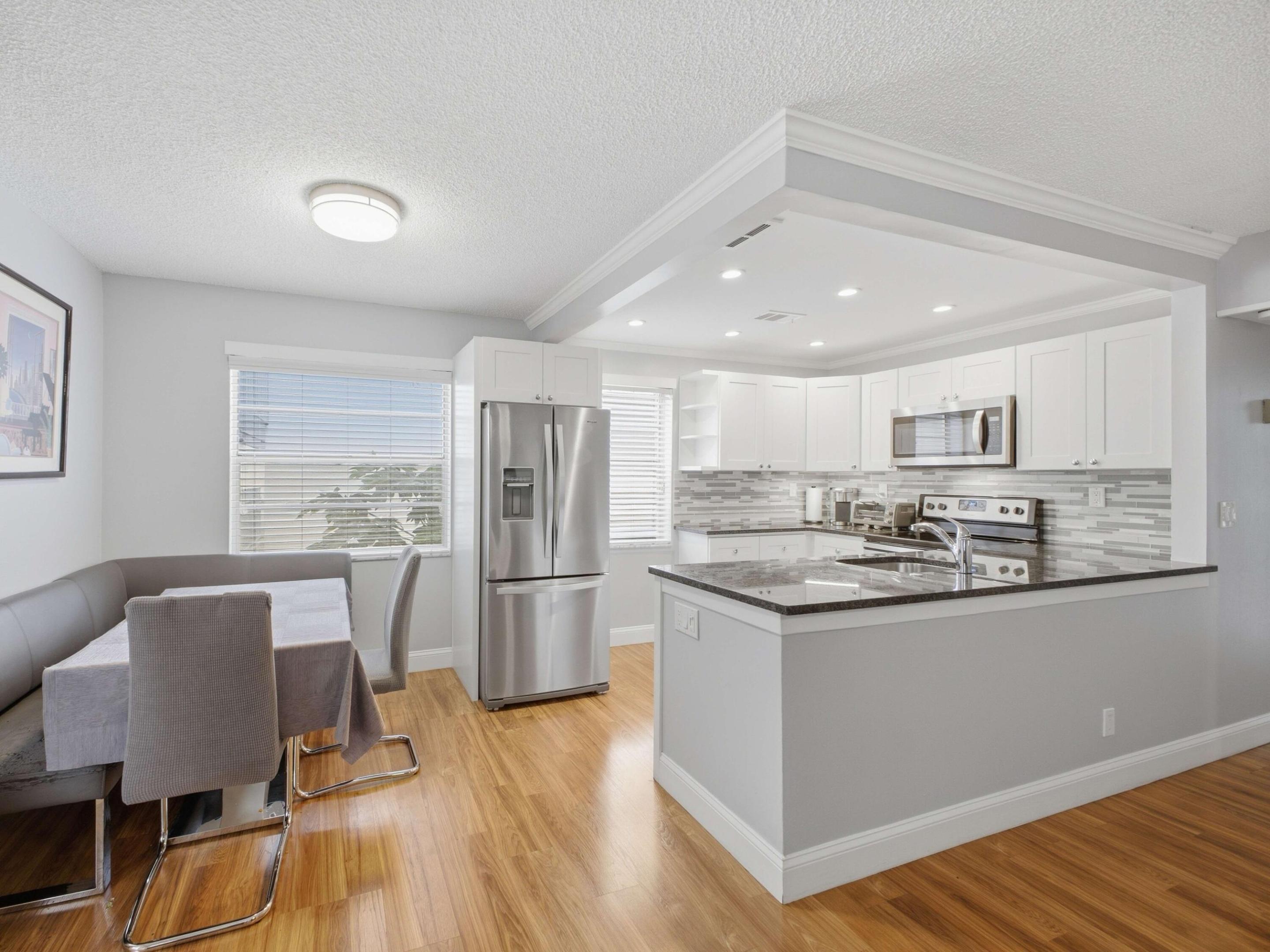 461 Capri J 461 — photo