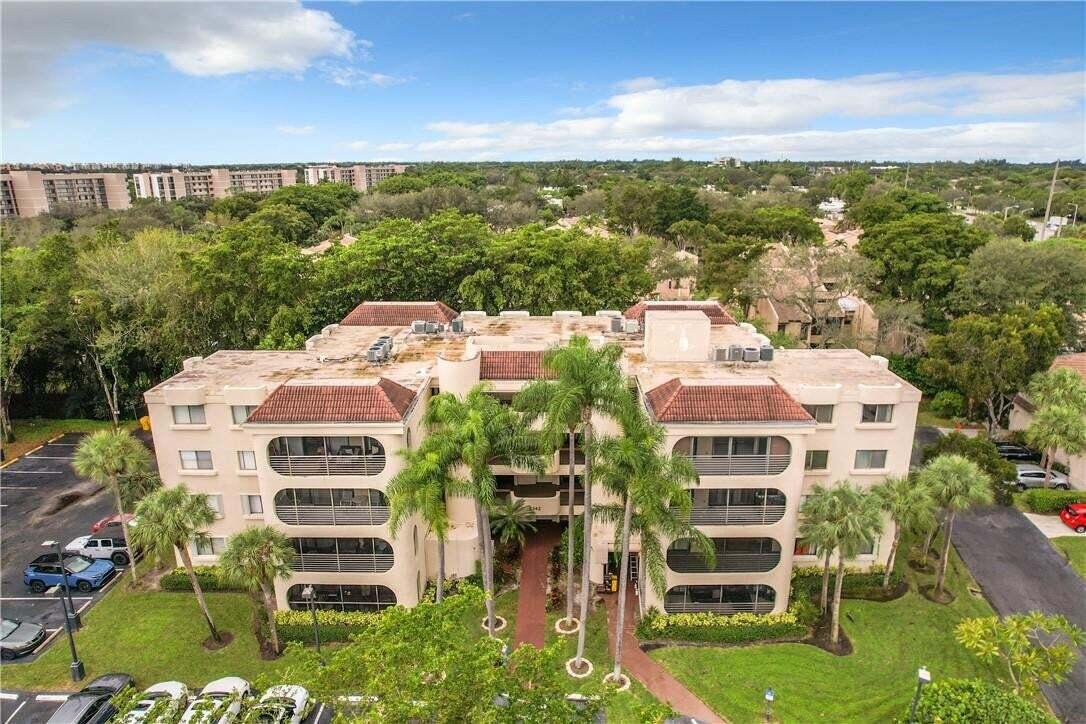 6342 Longboat Lane W 403 — photo