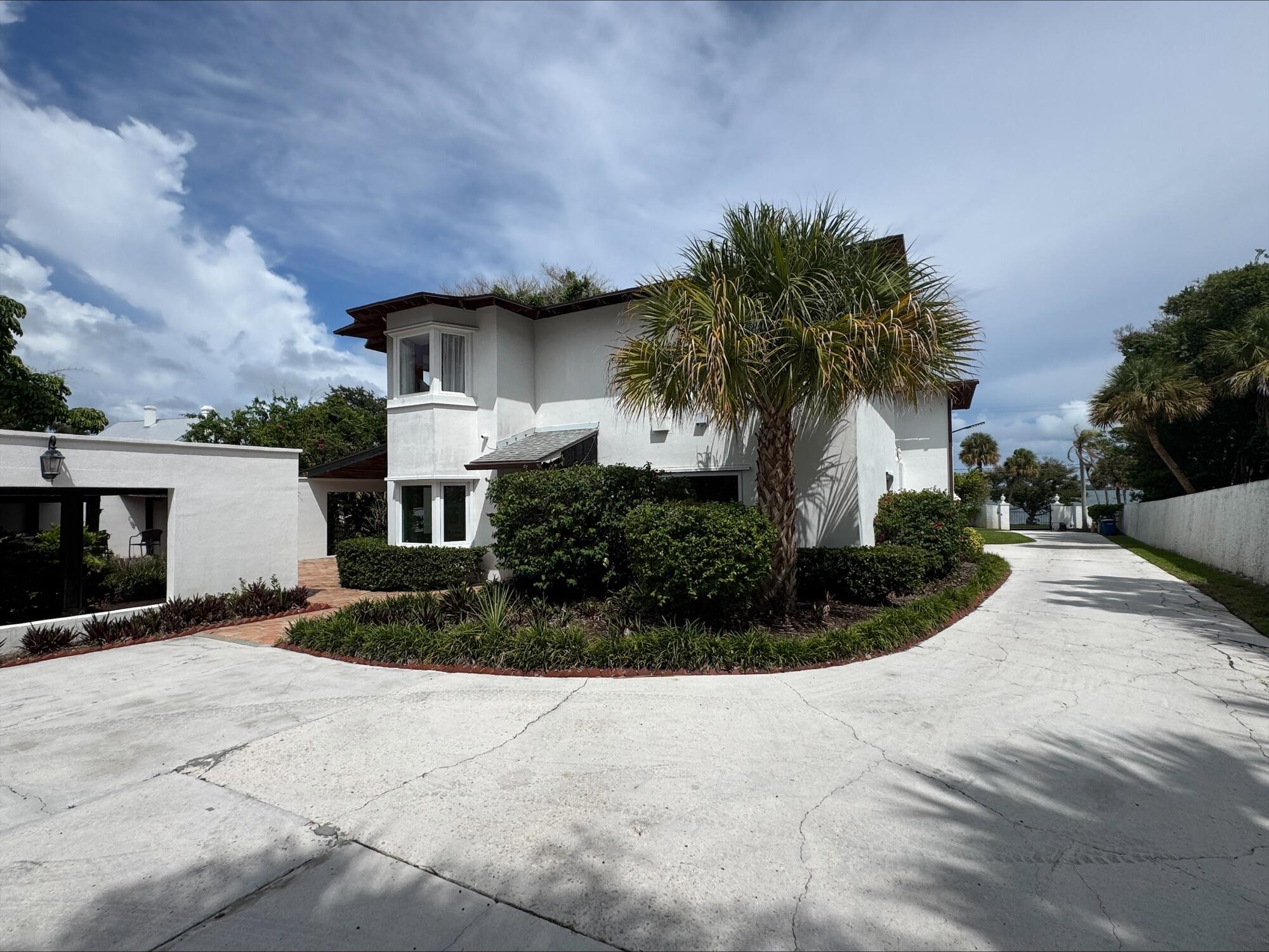 1009 S Indian River Drive — photo