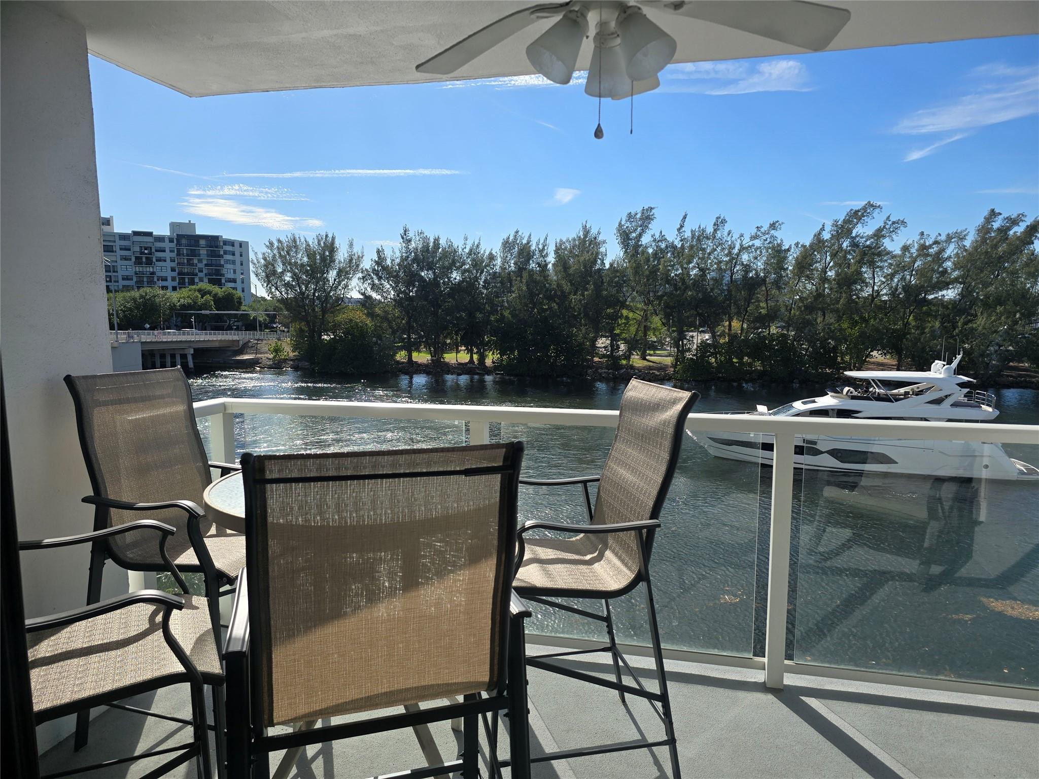 1401 N Riverside Drive 405 — photo