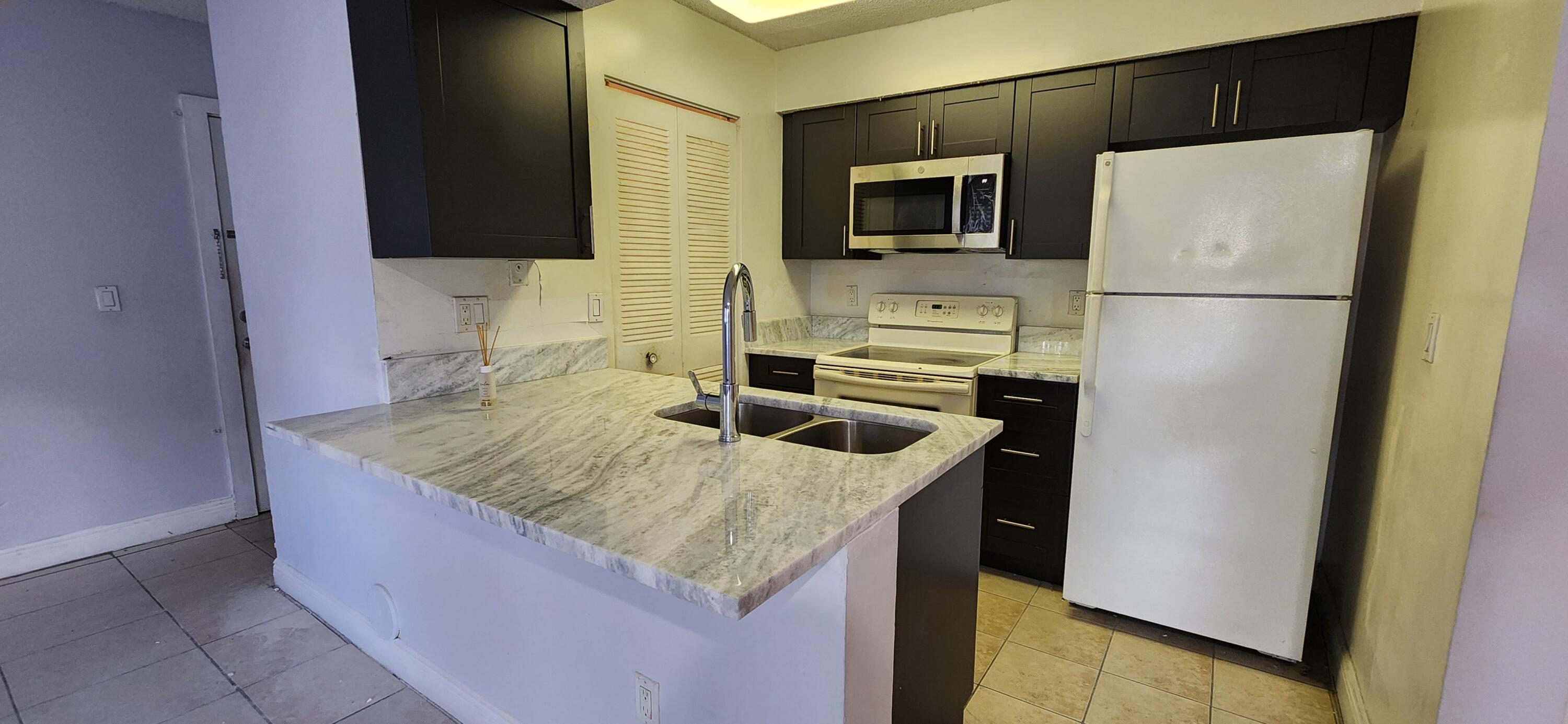 1227 SW 46th Avenue Unit 305 — photo