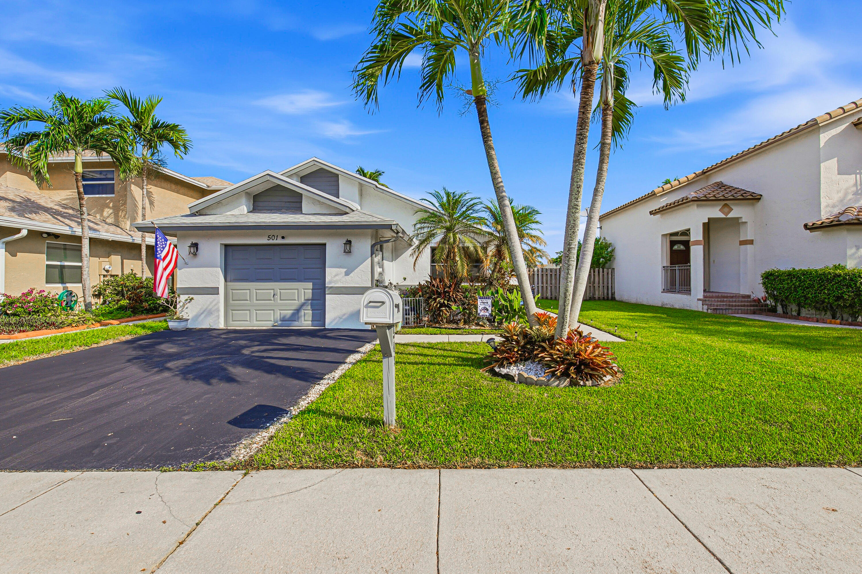 501 Lakeside Circle — photo