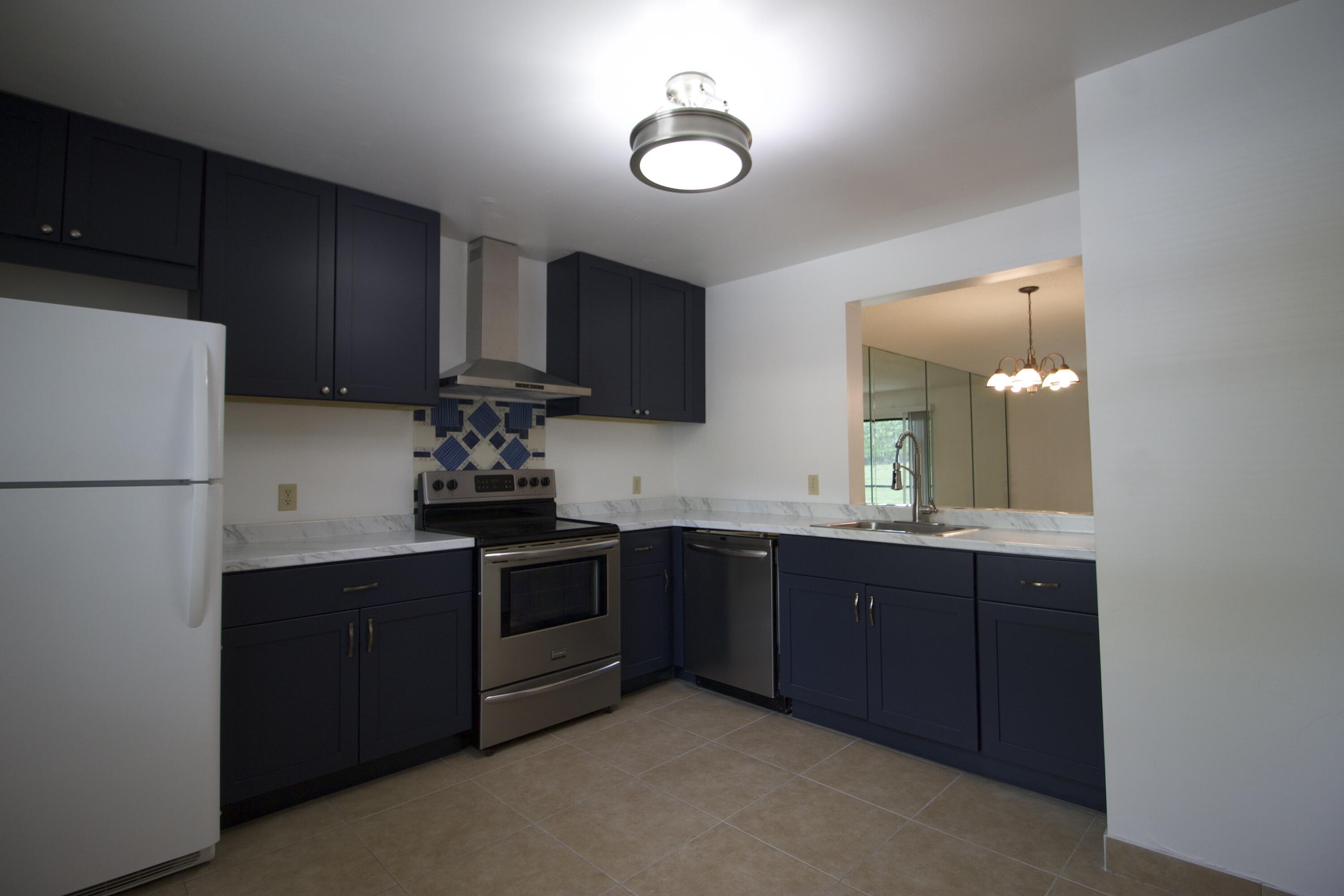 105 Lakeview Drive E — photo