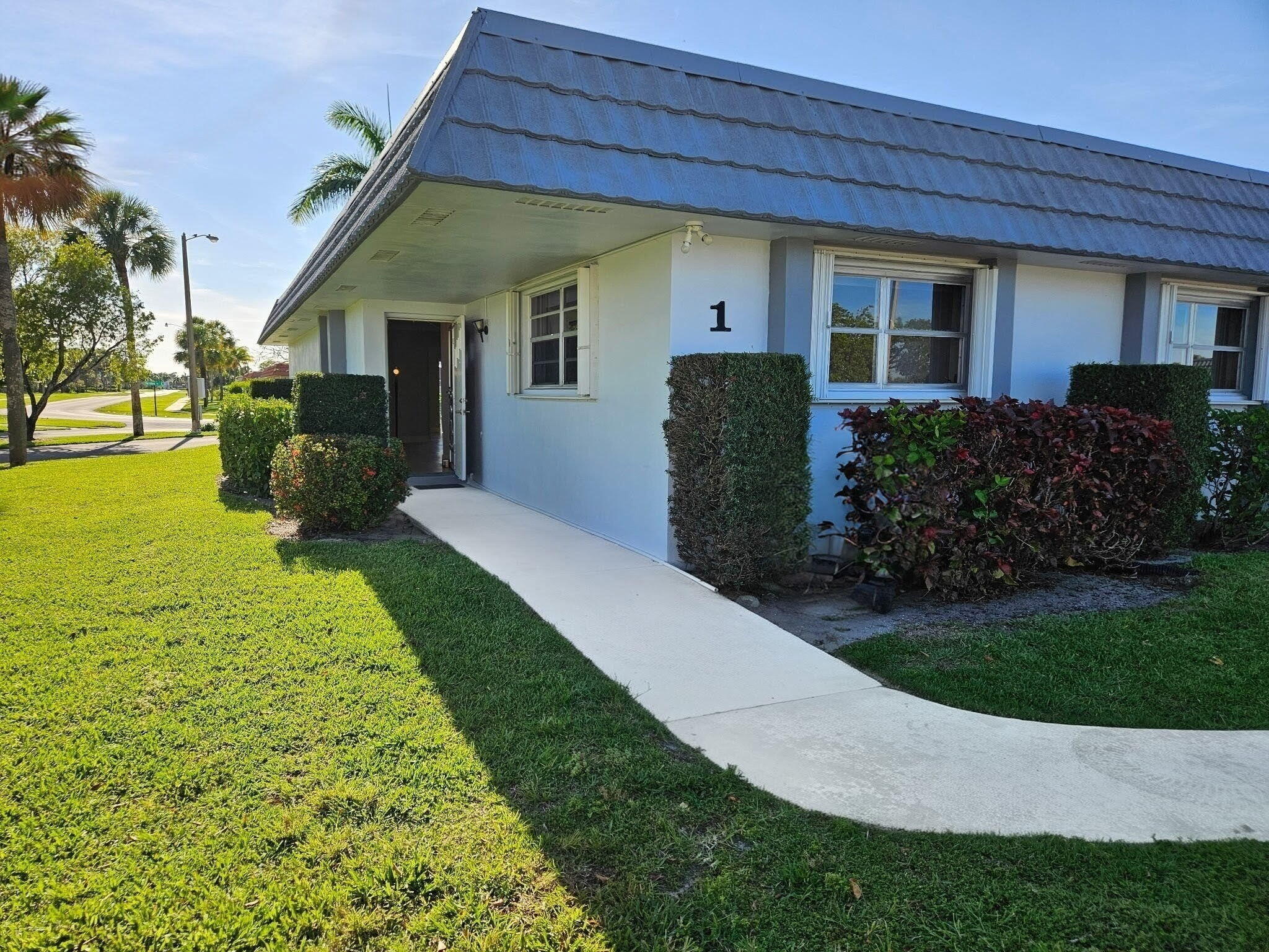 2886 Fernley Drive E Unit 1 — photo