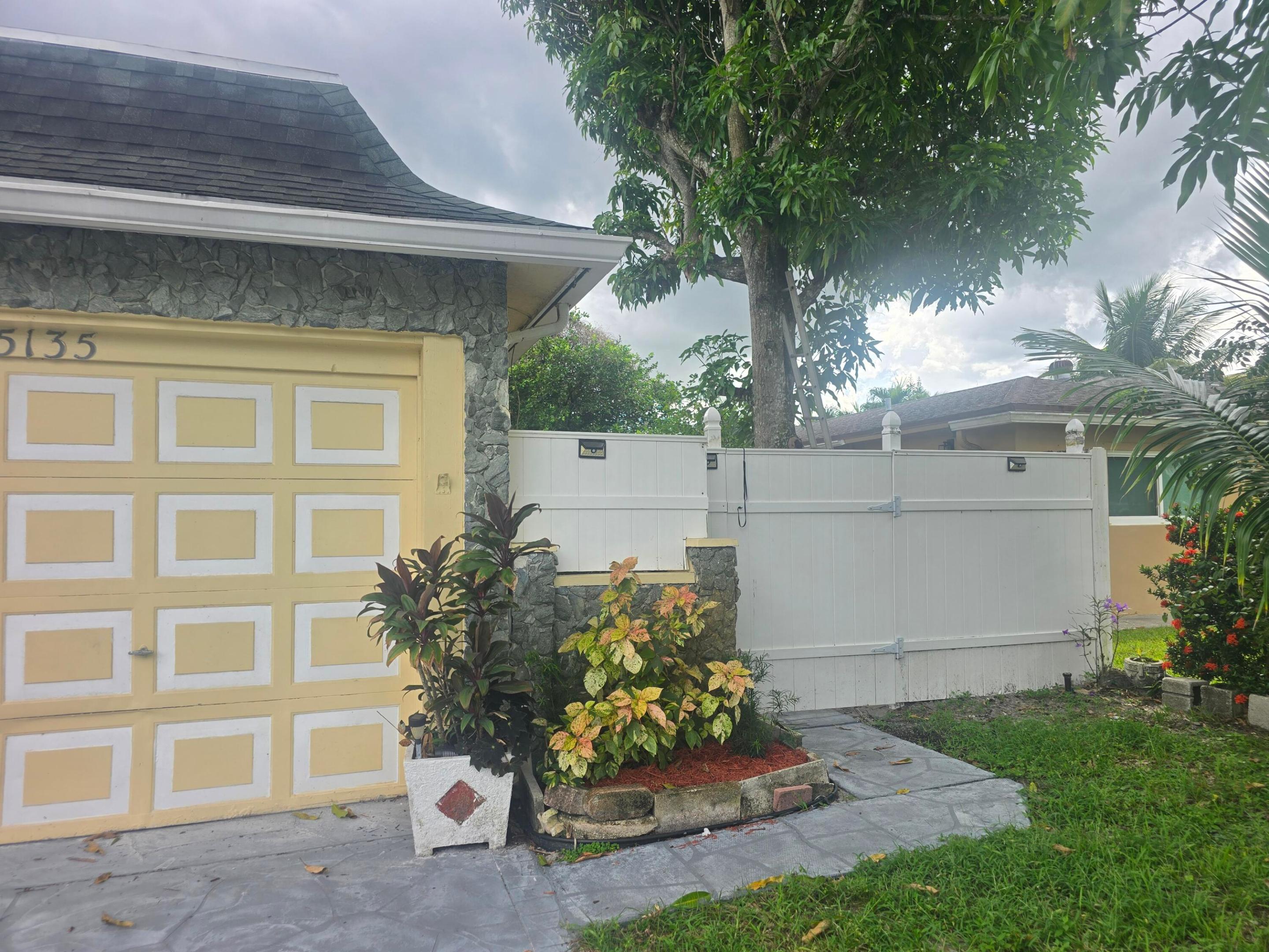 5135 SW 10th Street — photo