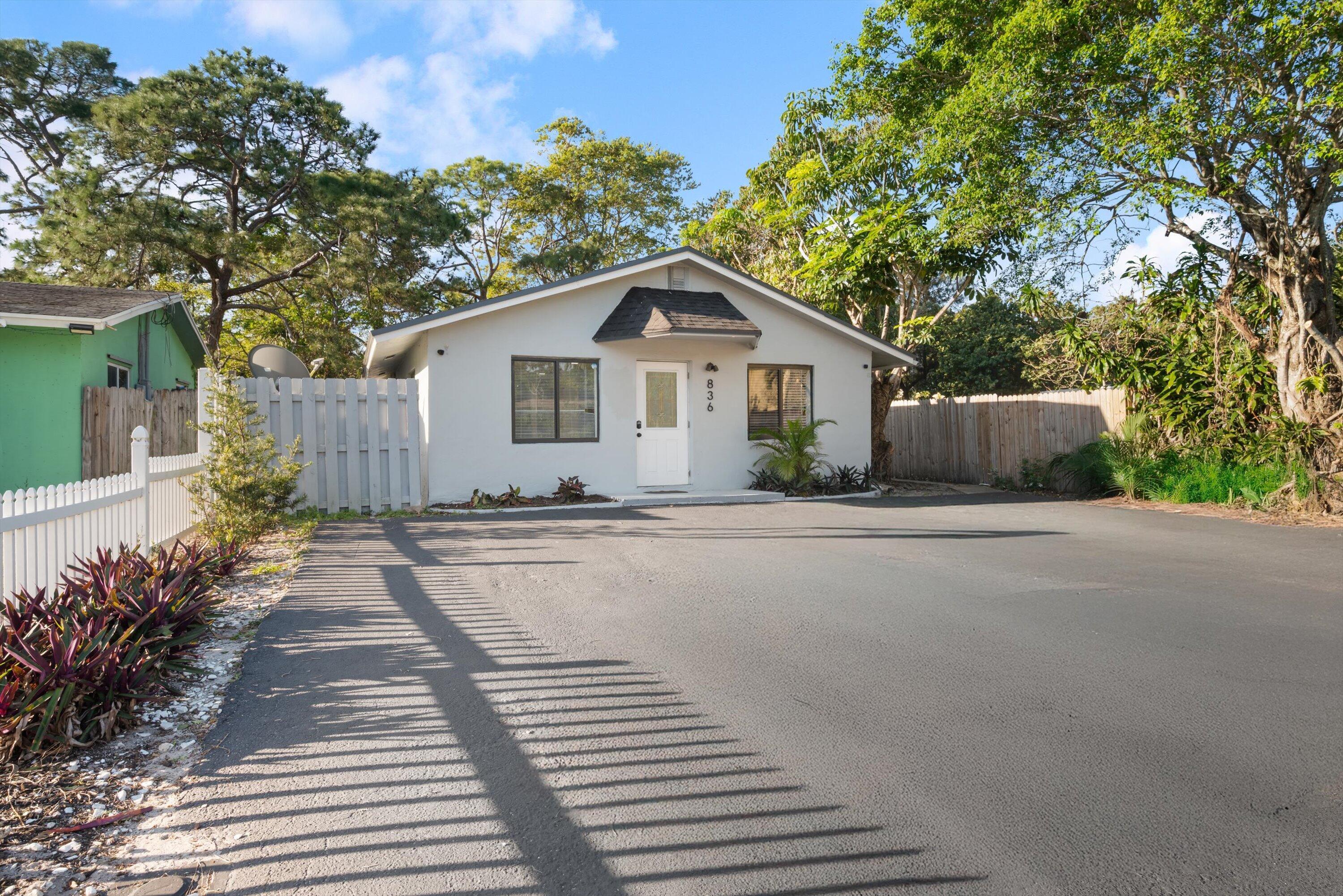836 SW 13th Court — photo